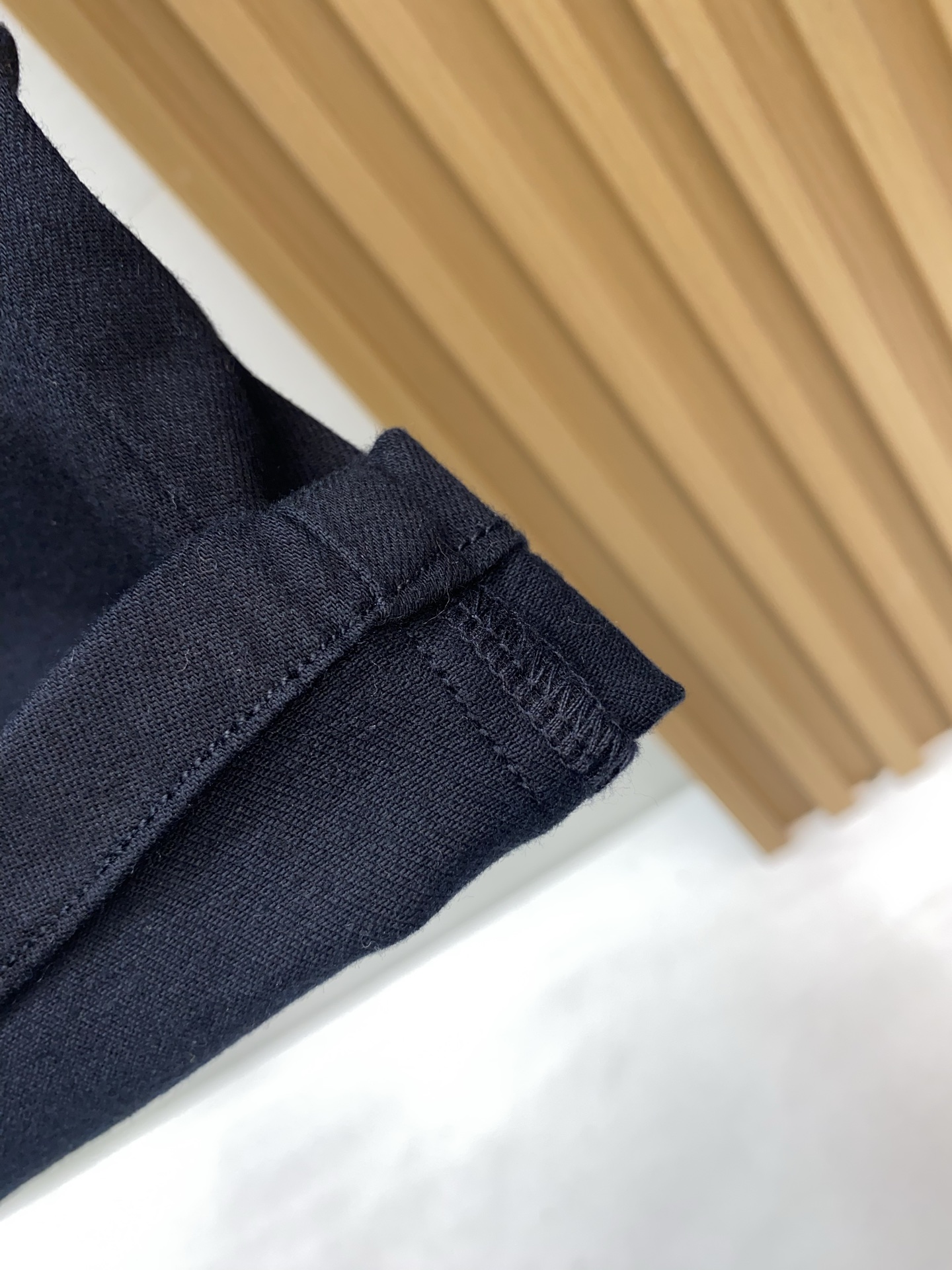 普拉达 2026春夏新款 休闲裤 干净利落剪裁，都市风十足 采用精纺面料手感软糯干爽，上身效果挺括有型。