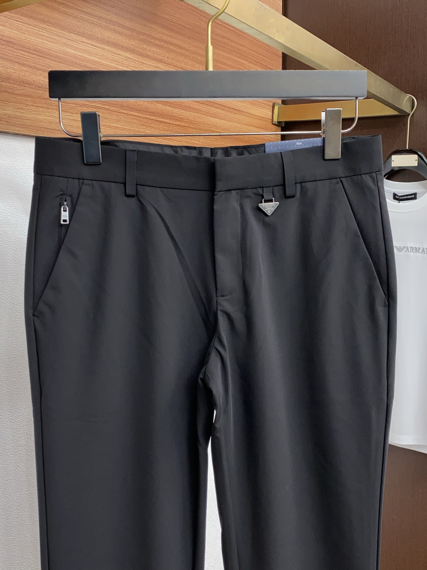 普拉达 2026春夏新款 休闲裤 干净利落剪裁，都市风十足 采用精纺面料手感软糯干爽，上身效果挺括有型。