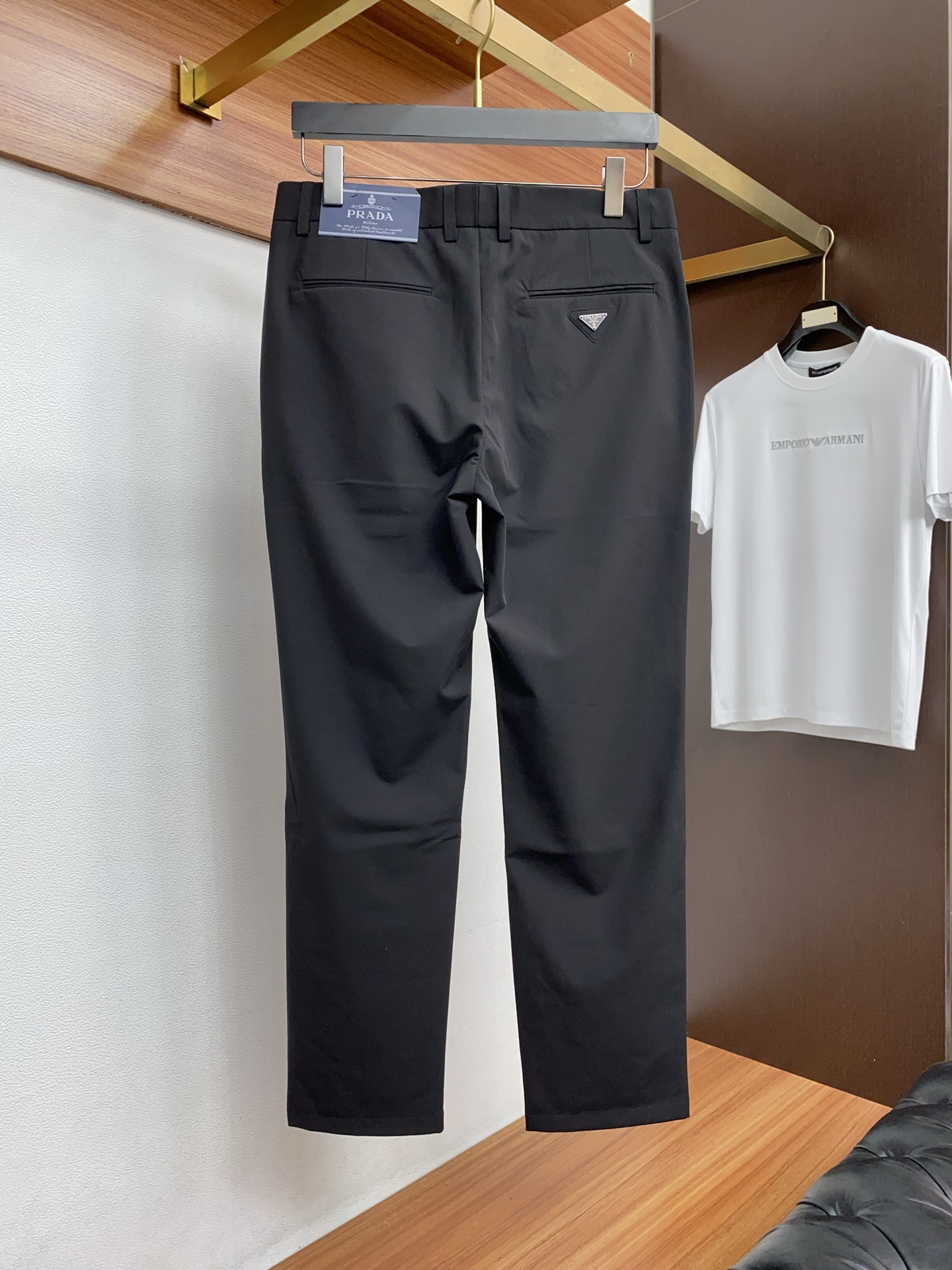 普拉达 2026春夏新款 休闲裤 干净利落剪裁，都市风十足 采用精纺面料手感软糯干爽，上身效果挺括有型。