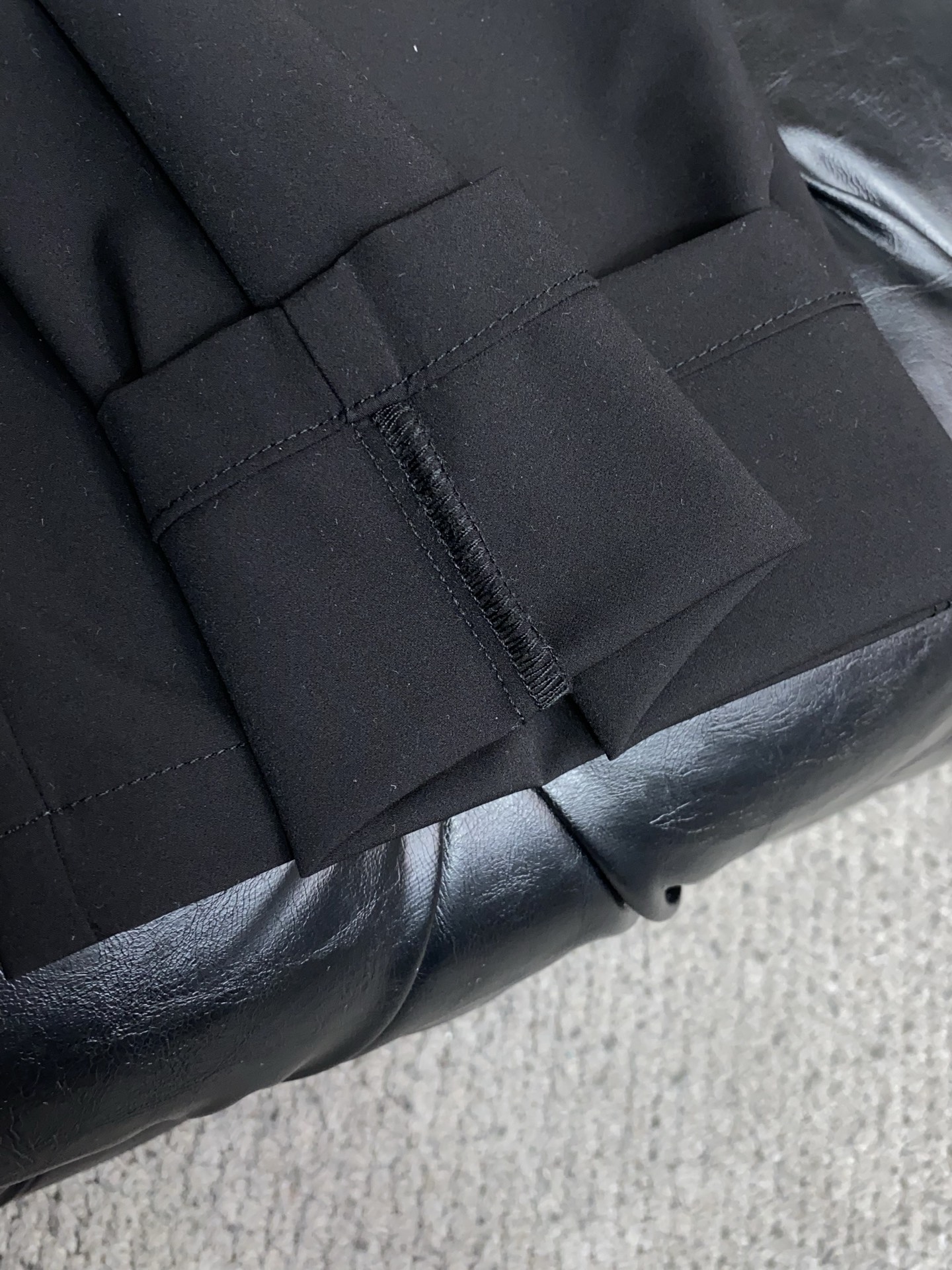 普拉达 2026春夏新款 休闲裤 干净利落剪裁，都市风十足 采用精纺面料手感软糯干爽，上身效果挺括有型。