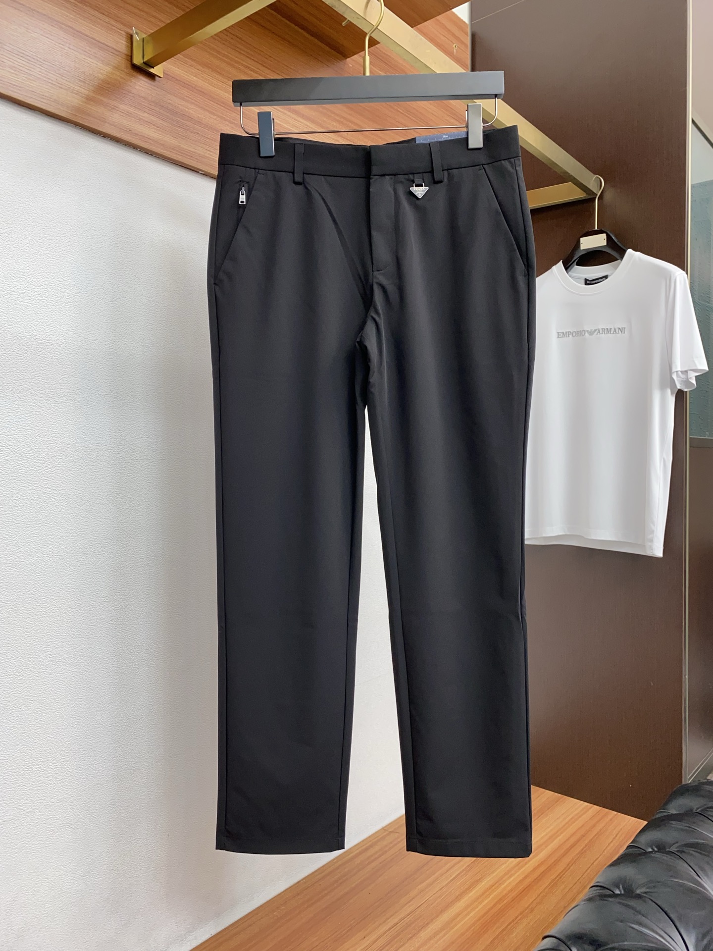 普拉达 2026春夏新款 休闲裤 干净利落剪裁，都市风十足 采用精纺面料手感软糯干爽，上身效果挺括有型。