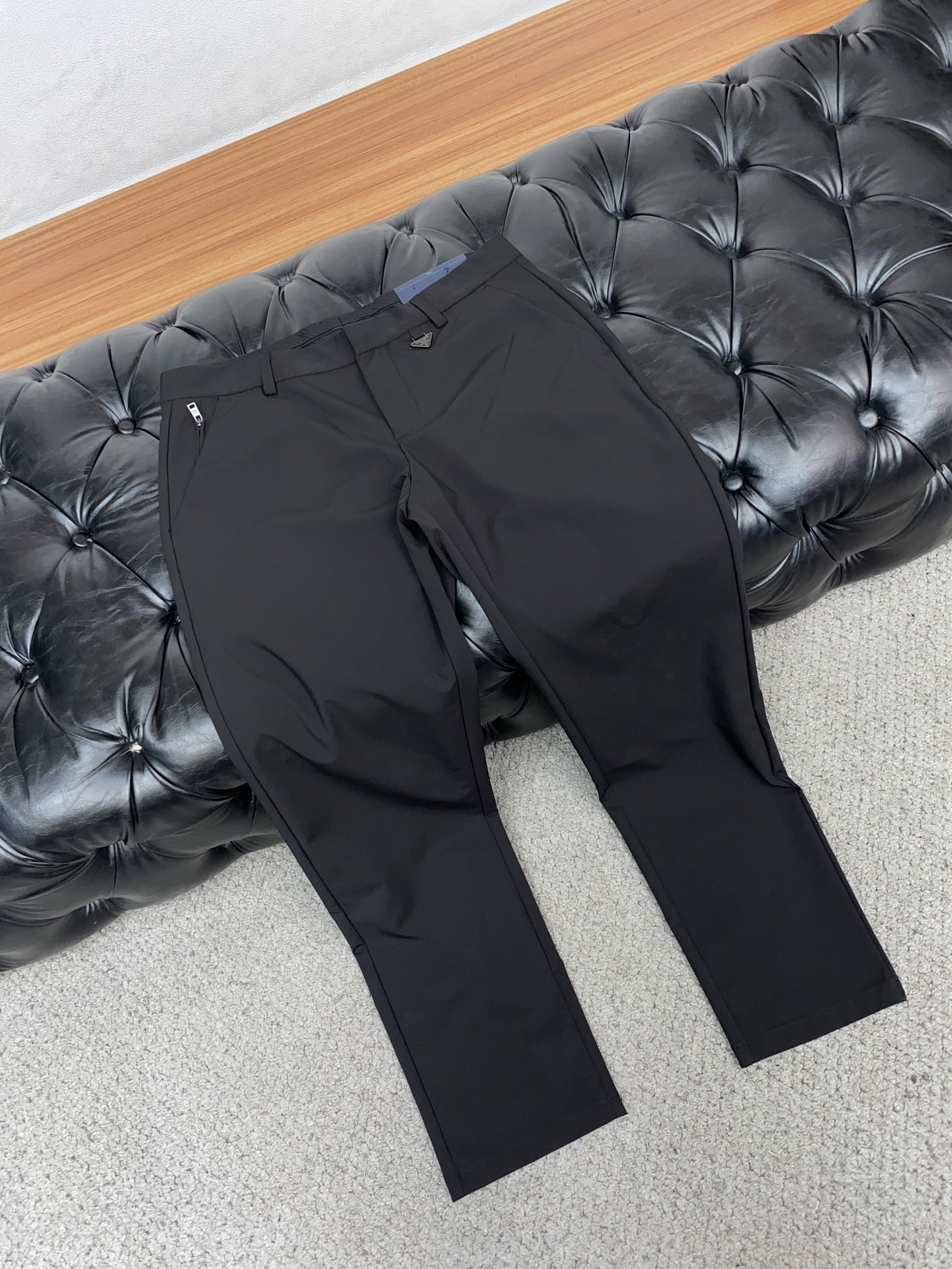 普拉达 2026春夏新款 休闲裤 干净利落剪裁，都市风十足 采用精纺面料手感软糯干爽，上身效果挺括有型。