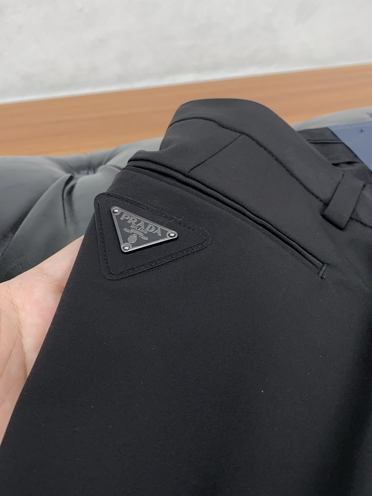 普拉达 2026春夏新款 休闲裤 干净利落剪裁，都市风十足 采用精纺面料手感软糯干爽，上身效果挺括有型。