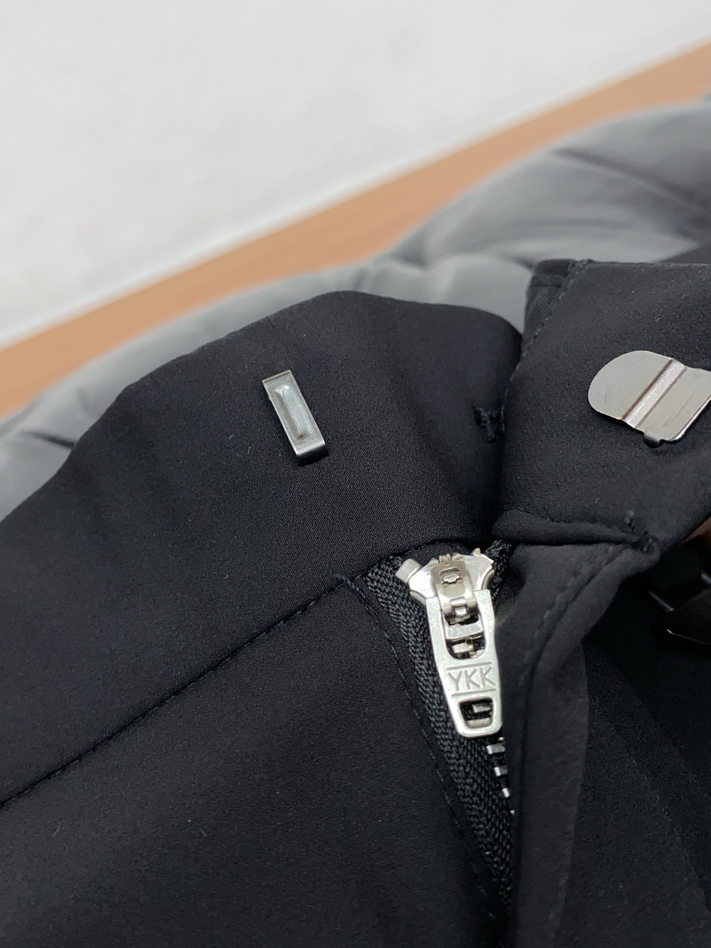 普拉达 2026春夏新款 休闲裤 干净利落剪裁，都市风十足 采用精纺面料手感软糯干爽，上身效果挺括有型。