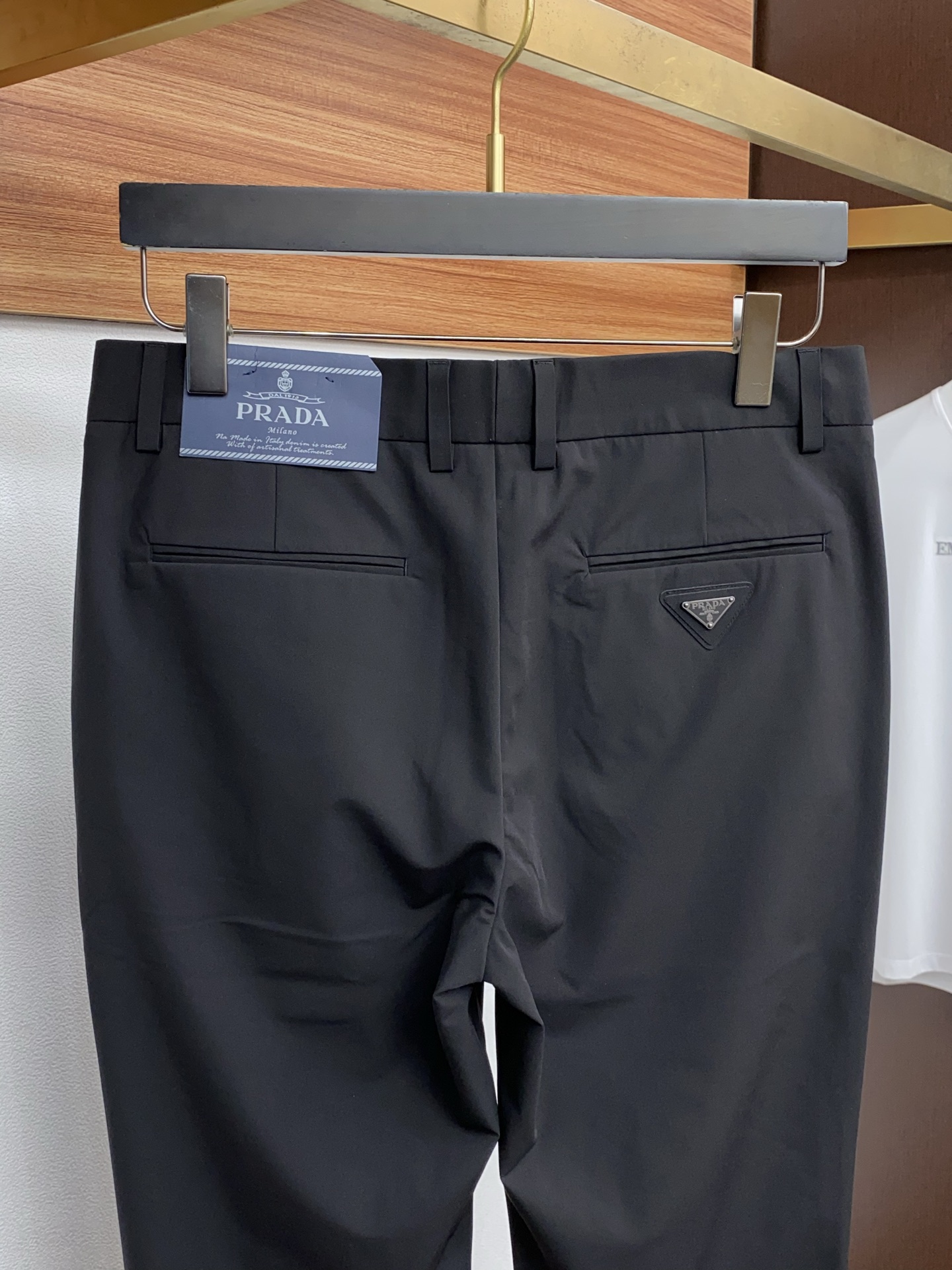 普拉达 2026春夏新款 休闲裤 干净利落剪裁，都市风十足 采用精纺面料手感软糯干爽，上身效果挺括有型。