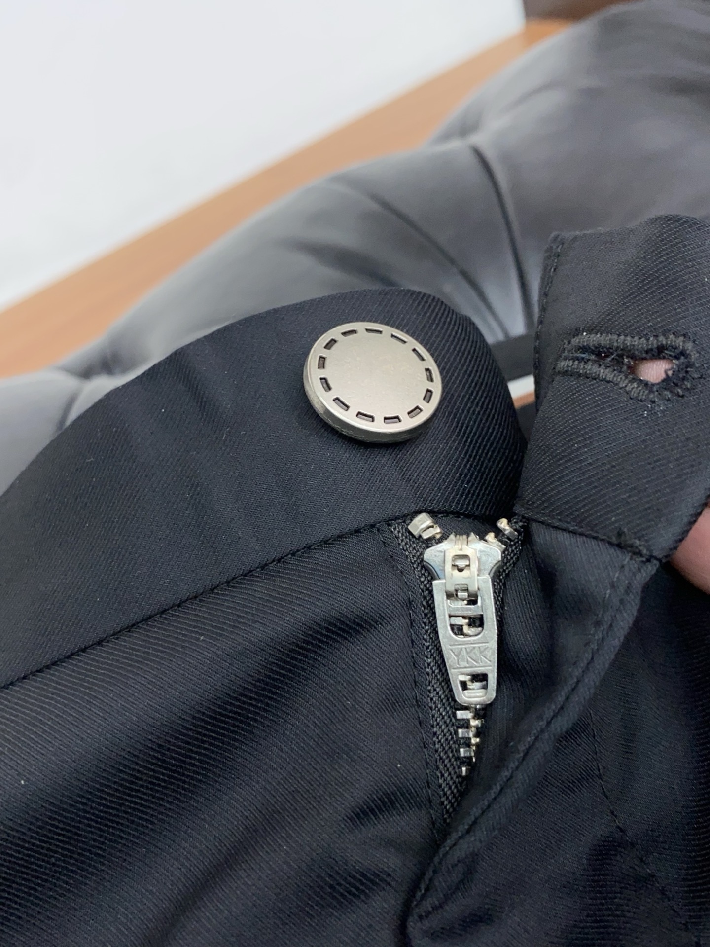 寇驰 2026春夏新款 休闲裤 干净利落剪裁，都市风十足 采用精纺面料手感软糯干爽，上身效果挺括有型。五