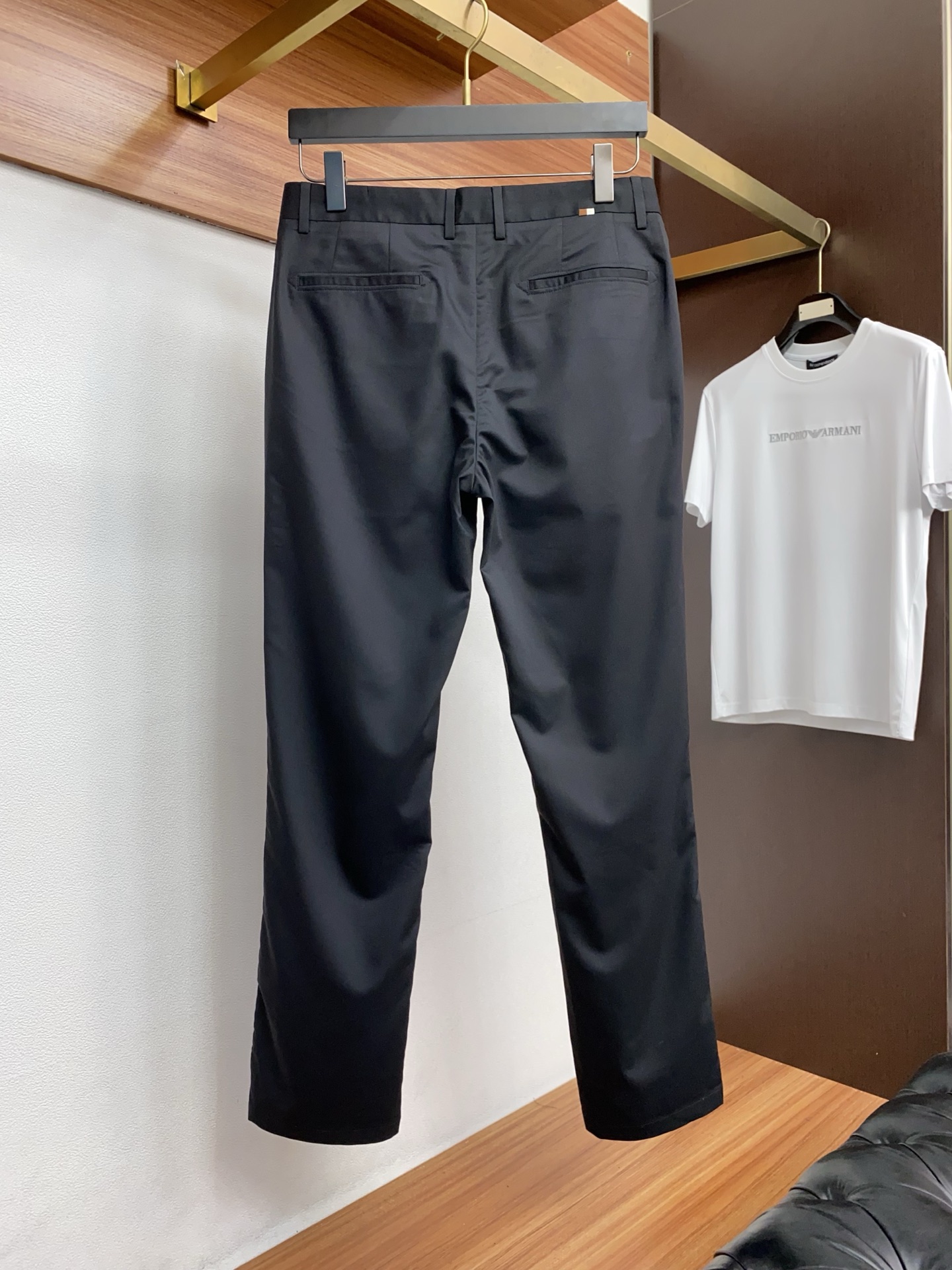 寇驰 2026春夏新款 休闲裤 干净利落剪裁，都市风十足 采用精纺面料手感软糯干爽，上身效果挺括有型。五