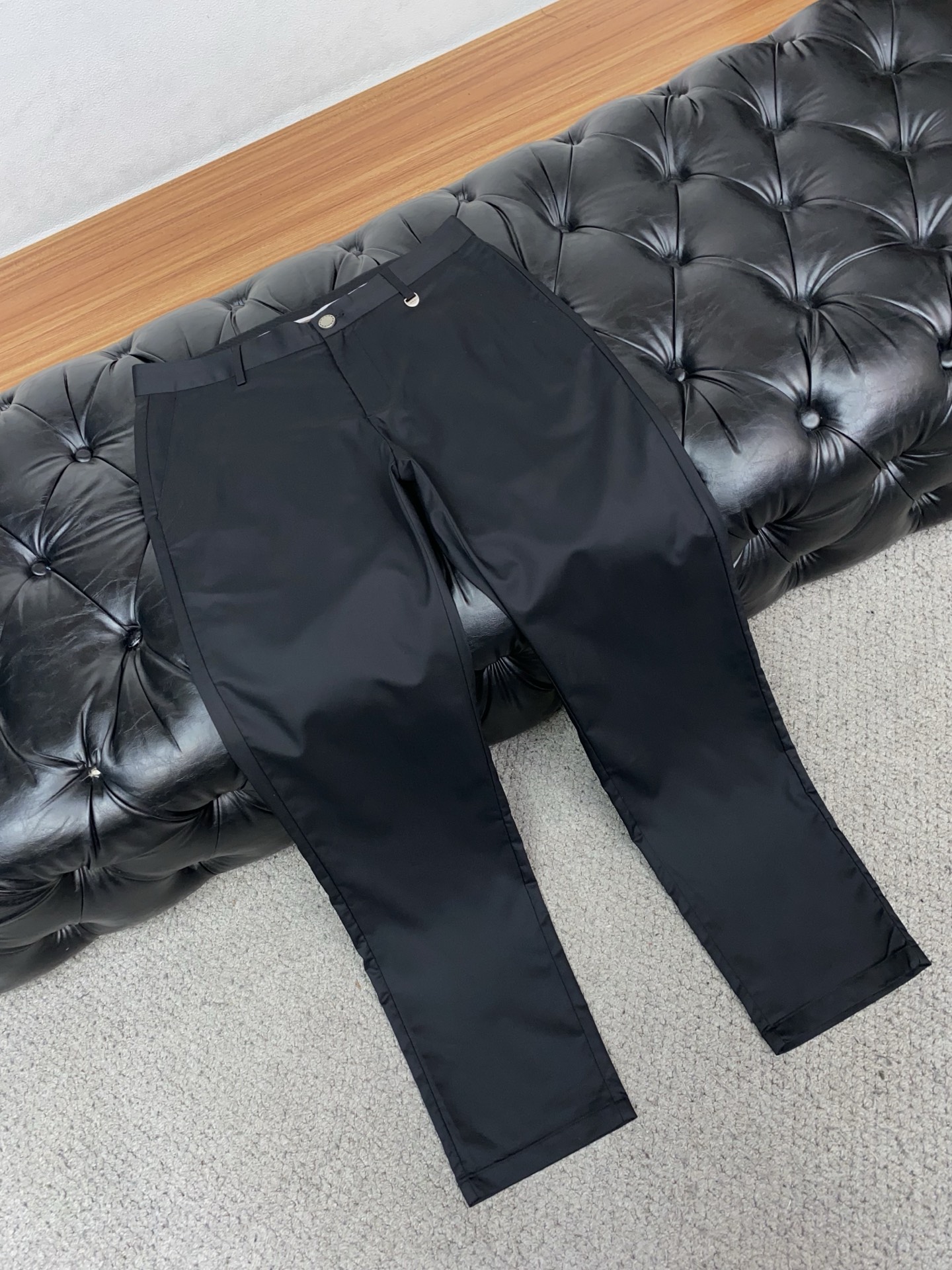 寇驰 2026春夏新款 休闲裤 干净利落剪裁，都市风十足 采用精纺面料手感软糯干爽，上身效果挺括有型。五