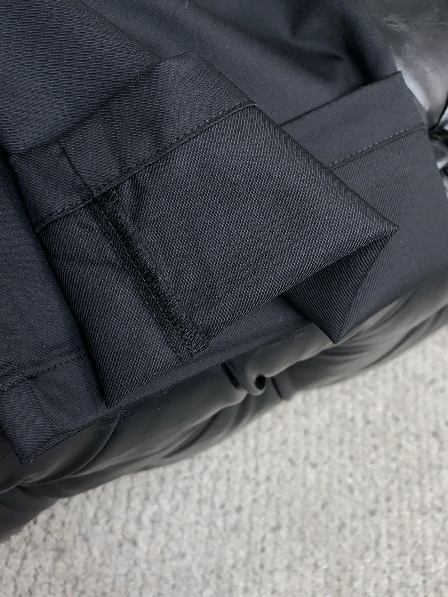 寇驰 2026春夏新款 休闲裤 干净利落剪裁，都市风十足 采用精纺面料手感软糯干爽，上身效果挺括有型。五