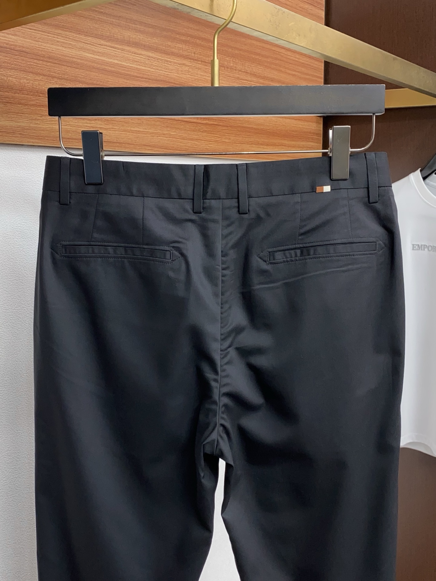 寇驰 2026春夏新款 休闲裤 干净利落剪裁，都市风十足 采用精纺面料手感软糯干爽，上身效果挺括有型。五