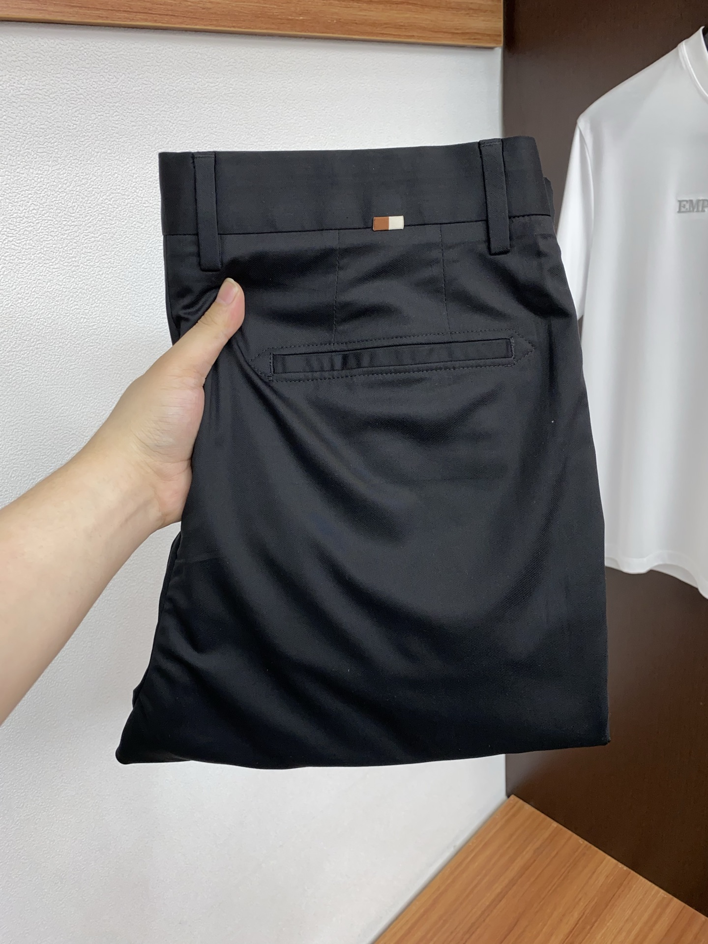 寇驰 2026春夏新款 休闲裤 干净利落剪裁，都市风十足 采用精纺面料手感软糯干爽，上身效果挺括有型。五