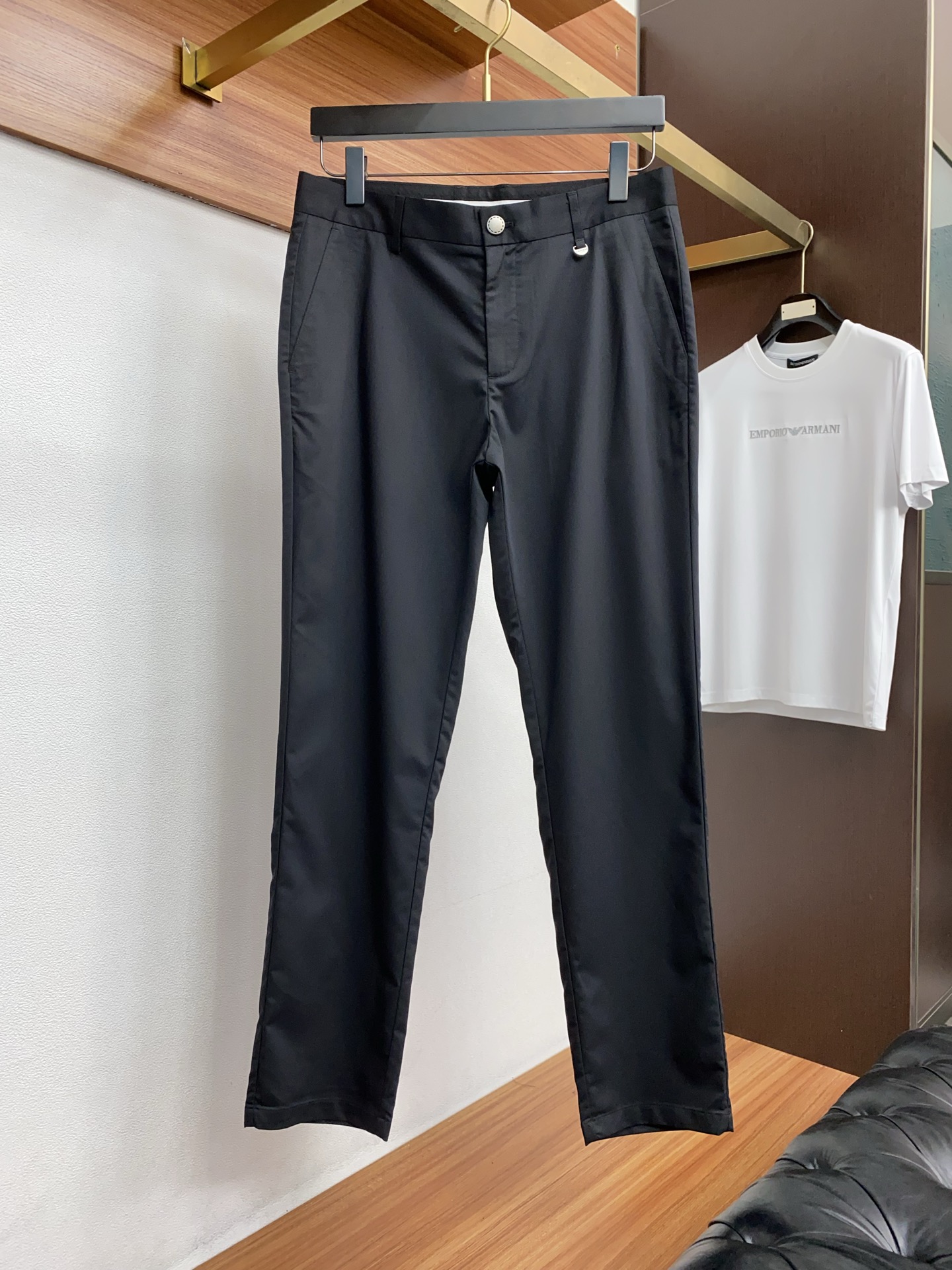 寇驰 2026春夏新款 休闲裤 干净利落剪裁，都市风十足 采用精纺面料手感软糯干爽，上身效果挺括有型。五