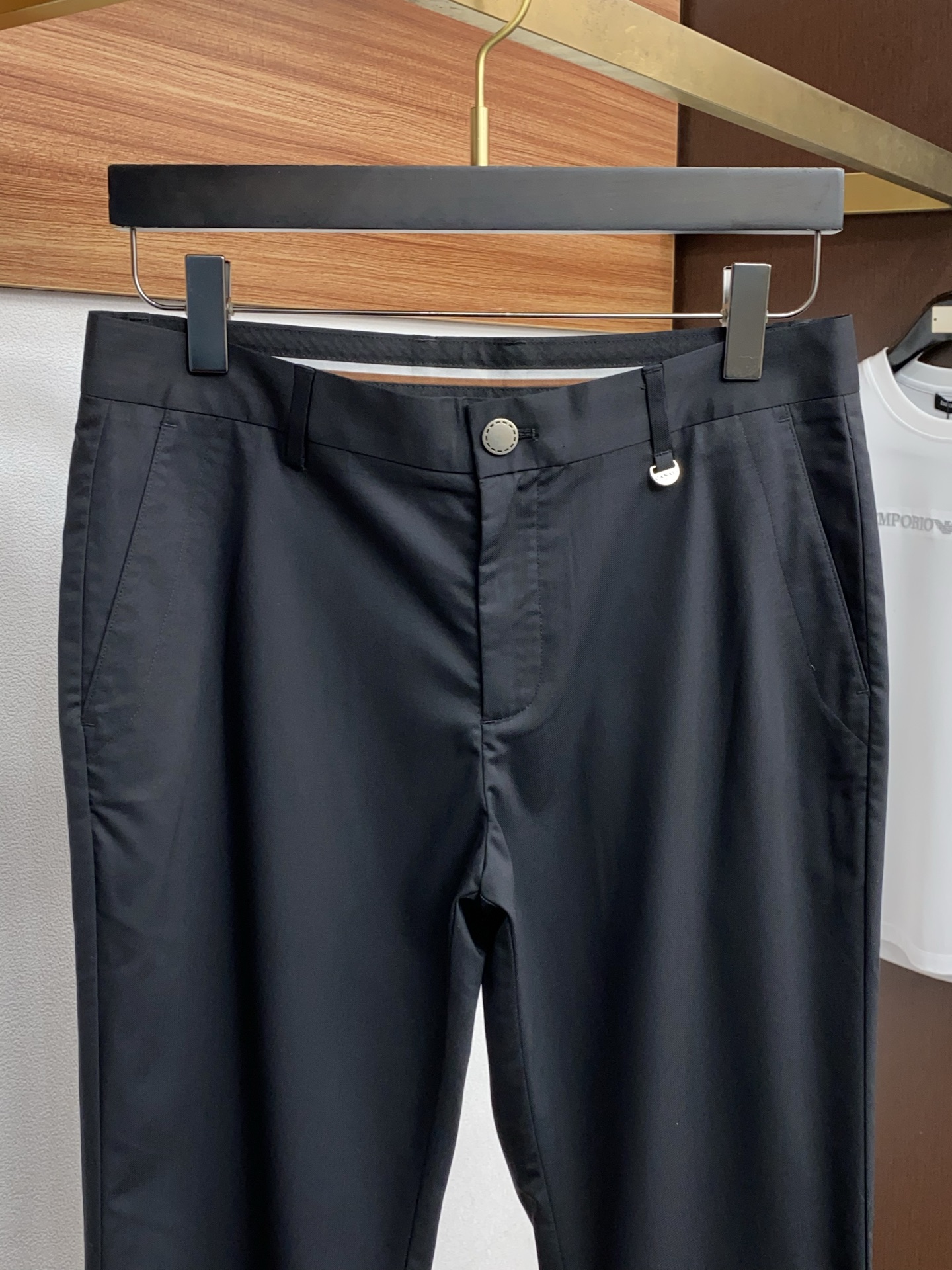 寇驰 2026春夏新款 休闲裤 干净利落剪裁，都市风十足 采用精纺面料手感软糯干爽，上身效果挺括有型。五