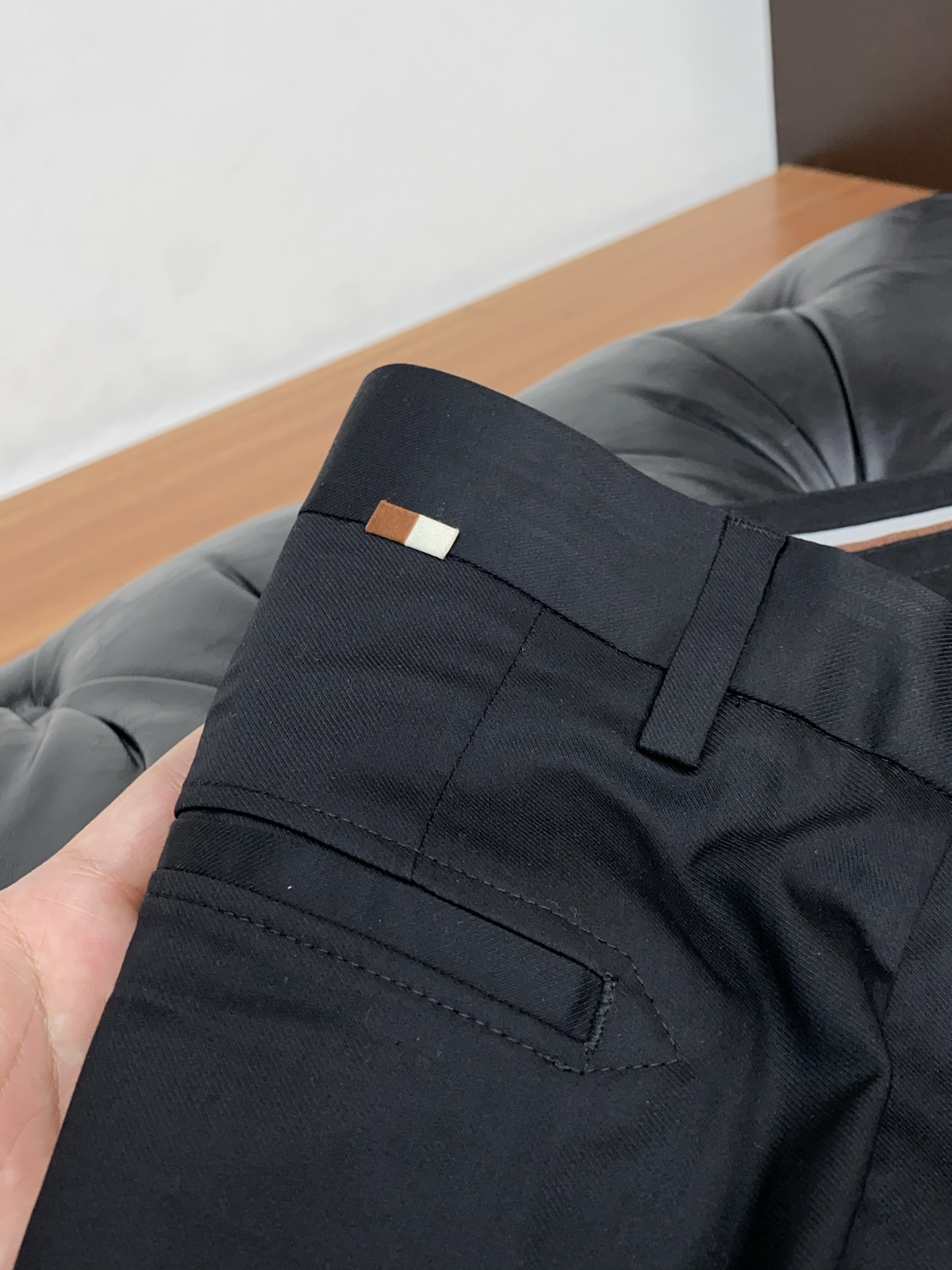 寇驰 2026春夏新款 休闲裤 干净利落剪裁，都市风十足 采用精纺面料手感软糯干爽，上身效果挺括有型。五