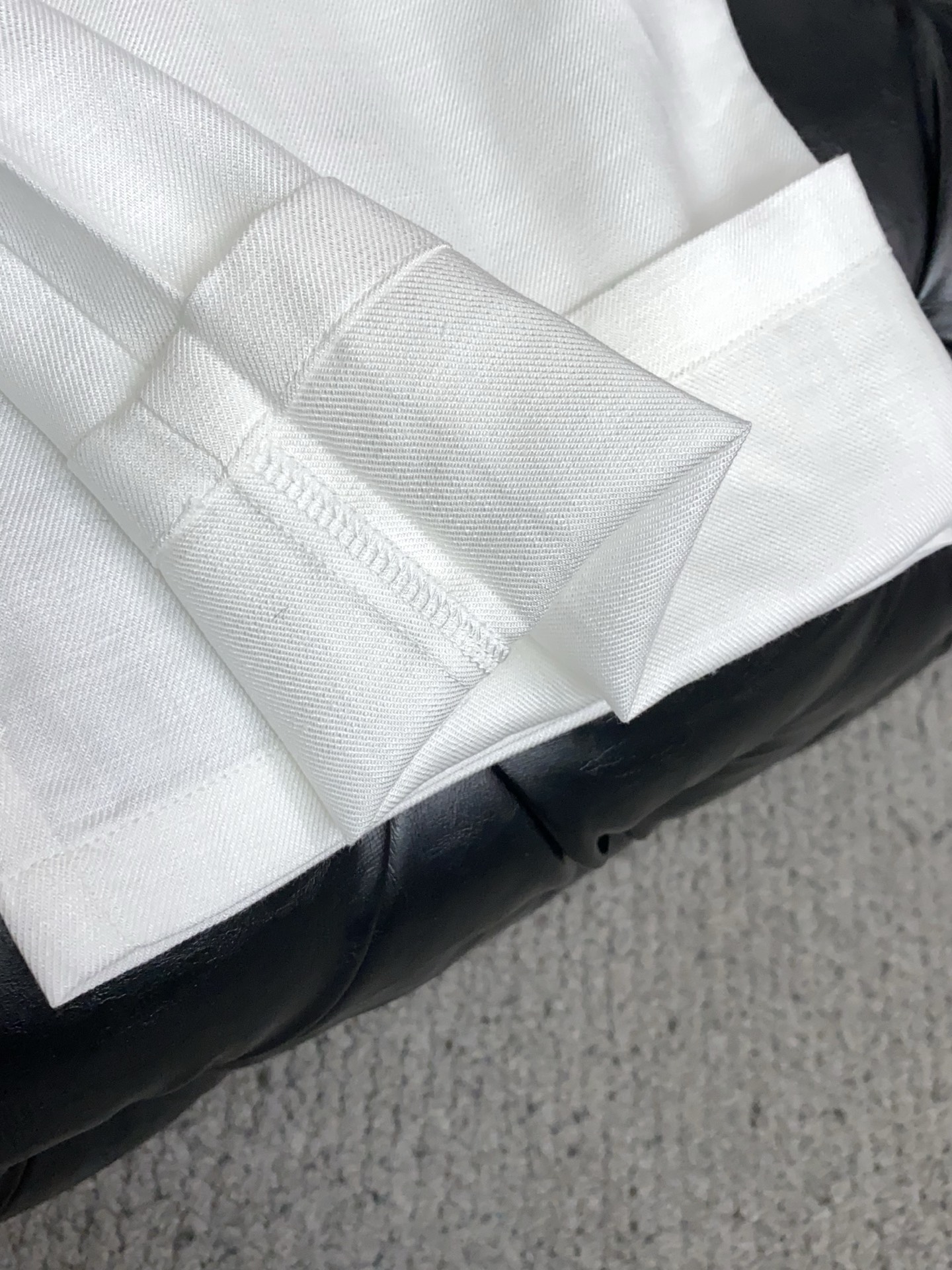 Loro Piana诺悠偏雅 2026春夏新款 麻料休闲裤 干净利落剪裁，都市风十足 采用精纺面料手感软