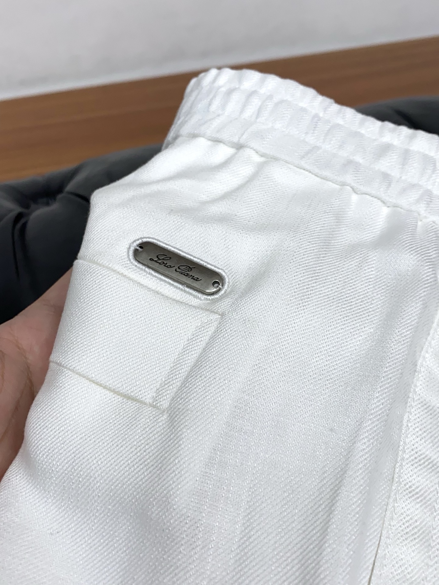 Loro Piana诺悠偏雅 2026春夏新款 麻料休闲裤 干净利落剪裁，都市风十足 采用精纺面料手感软