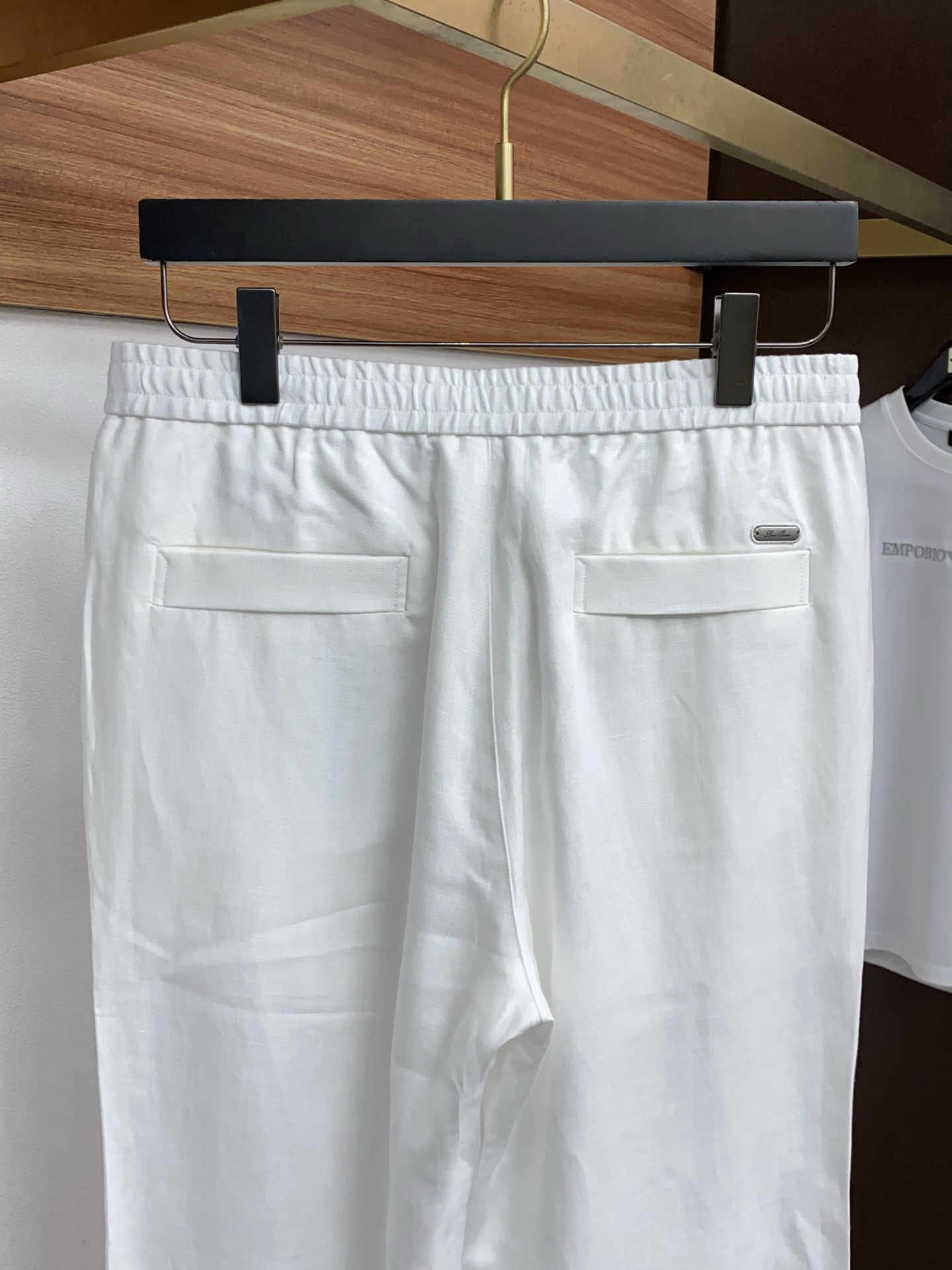 Loro Piana诺悠偏雅 2026春夏新款 麻料休闲裤 干净利落剪裁，都市风十足 采用精纺面料手感软