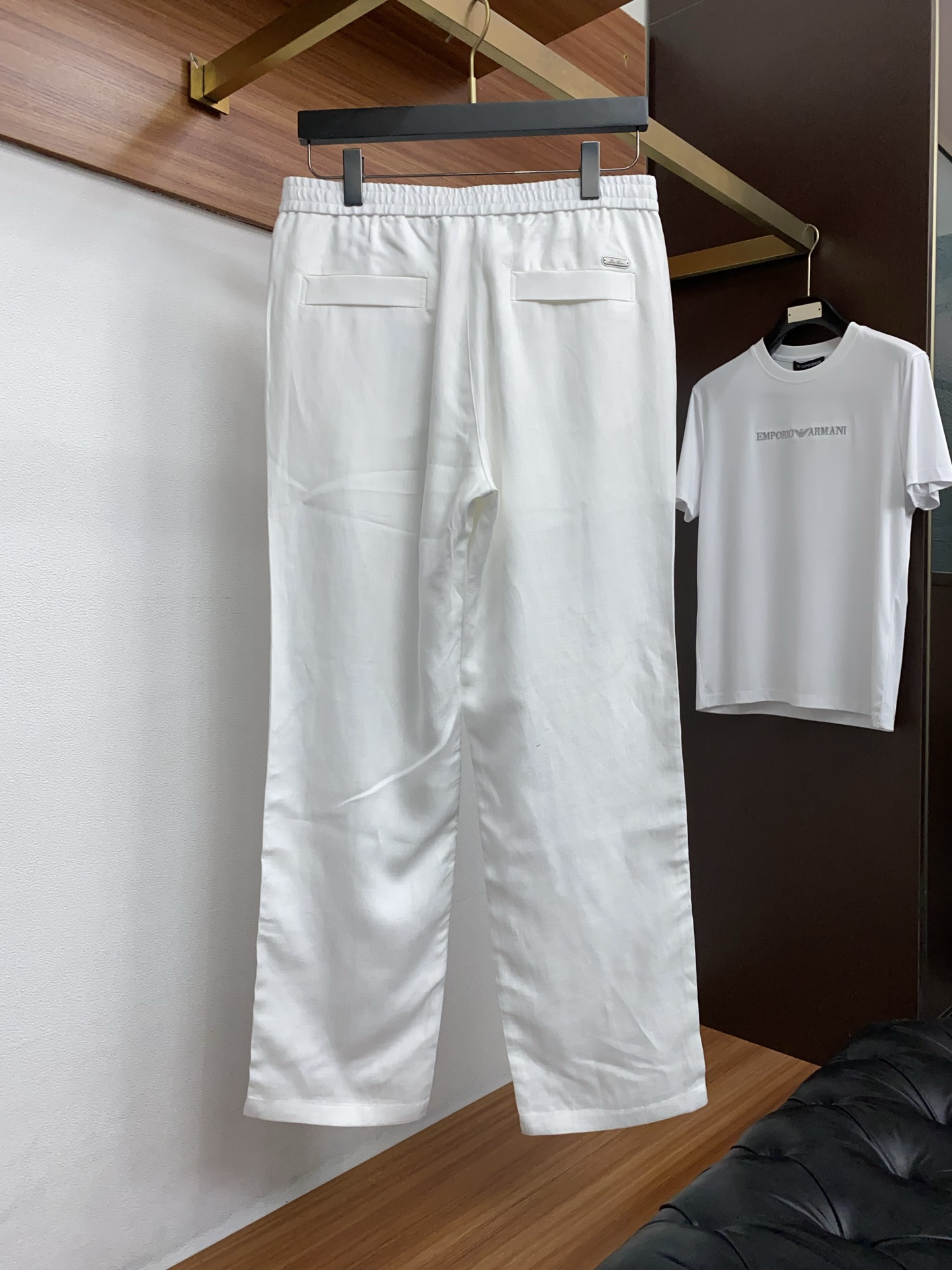 Loro Piana诺悠偏雅 2026春夏新款 麻料休闲裤 干净利落剪裁，都市风十足 采用精纺面料手感软