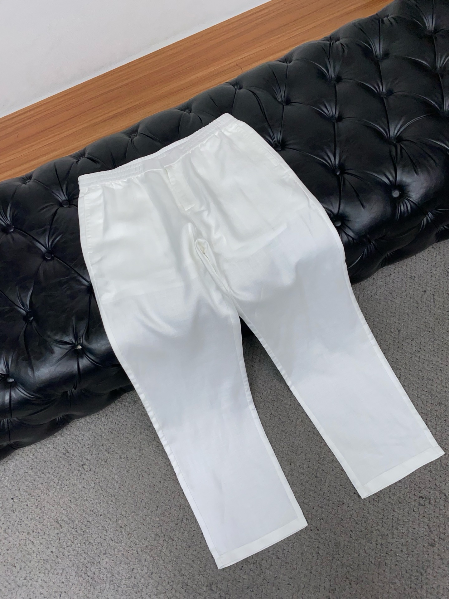 Loro Piana诺悠偏雅 2026春夏新款 麻料休闲裤 干净利落剪裁，都市风十足 采用精纺面料手感软