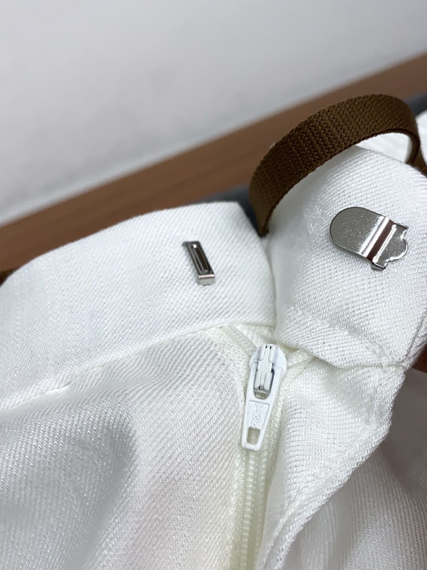 Loro Piana诺悠偏雅 2026春夏新款 麻料休闲裤 干净利落剪裁，都市风十足 采用精纺面料手感软