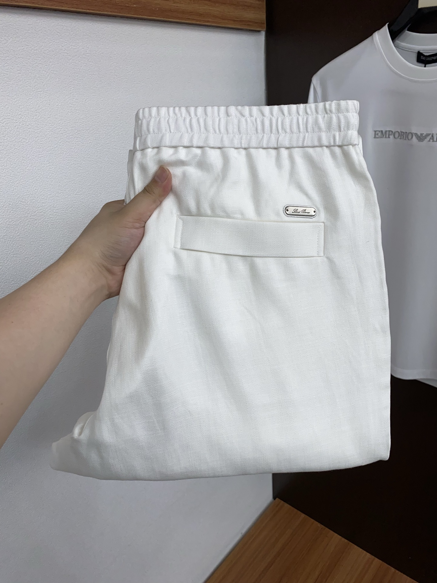 Loro Piana诺悠偏雅 2026春夏新款 麻料休闲裤 干净利落剪裁，都市风十足 采用精纺面料手感软