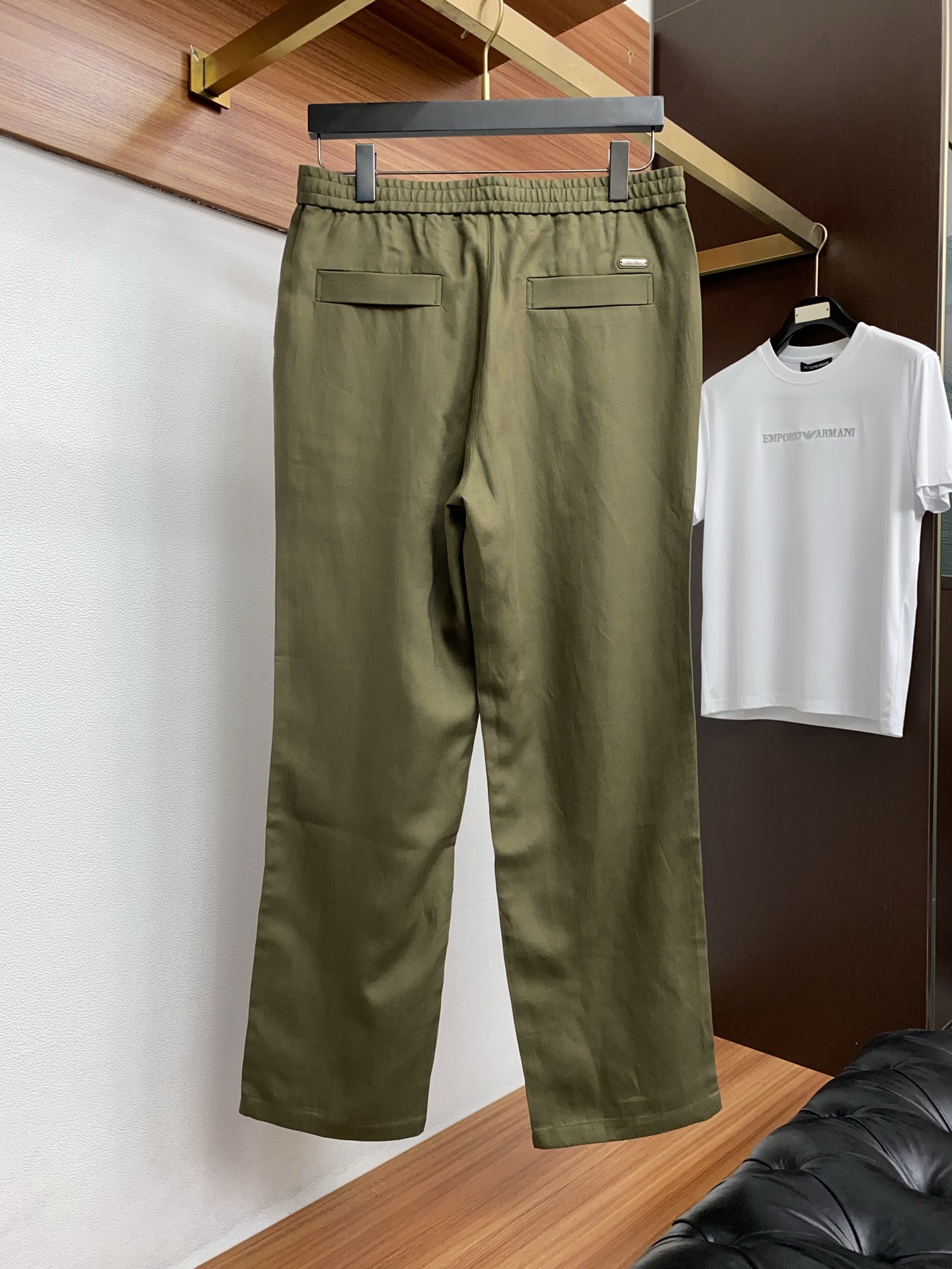 Loro Piana诺悠偏雅 2026春夏新款 麻料休闲裤 干净利落剪裁，都市风十足 采用精纺面料手感软