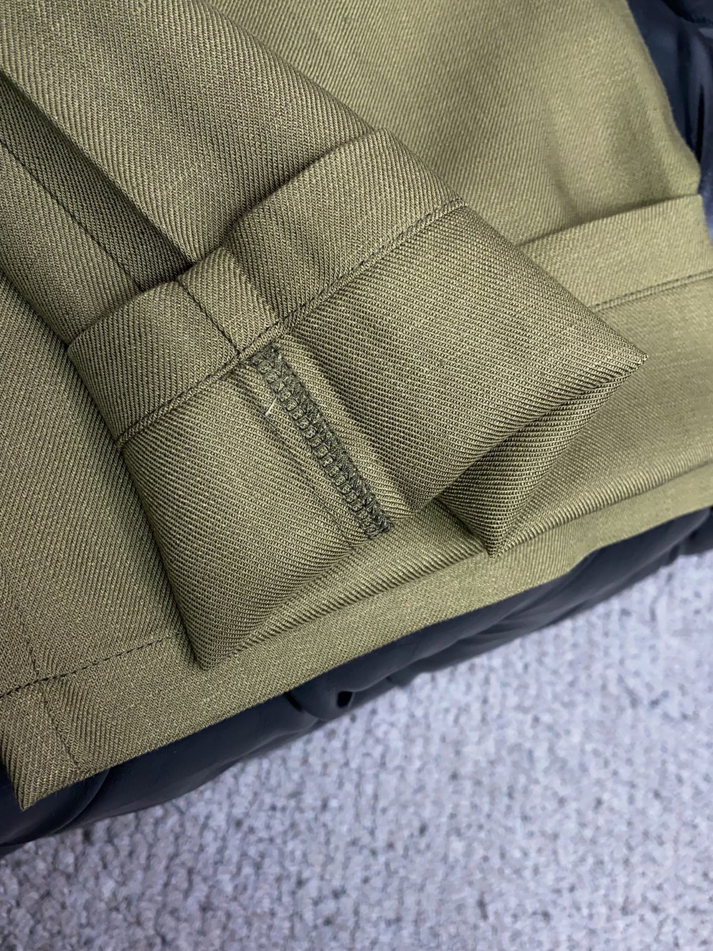 Loro Piana诺悠偏雅 2026春夏新款 麻料休闲裤 干净利落剪裁，都市风十足 采用精纺面料手感软