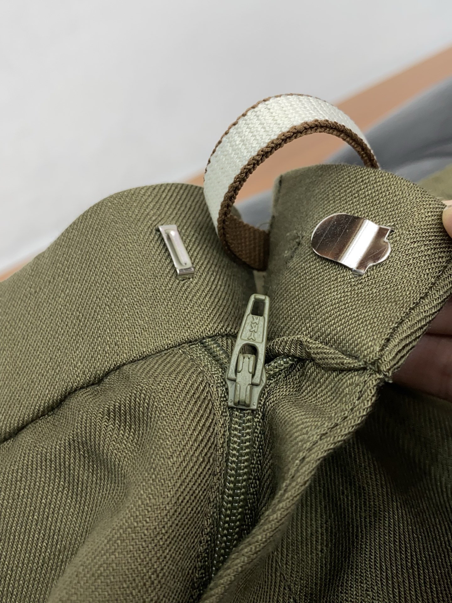 Loro Piana诺悠偏雅 2026春夏新款 麻料休闲裤 干净利落剪裁，都市风十足 采用精纺面料手感软