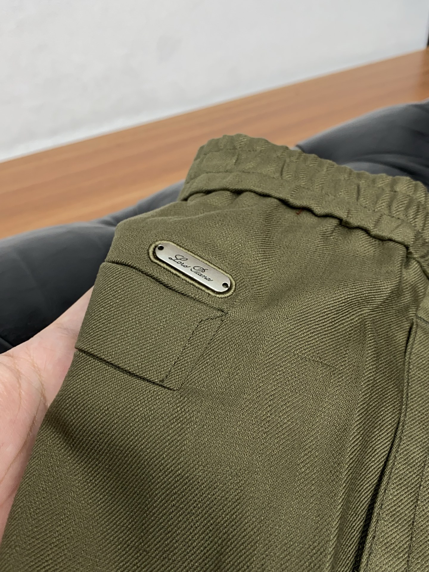 Loro Piana诺悠偏雅 2026春夏新款 麻料休闲裤 干净利落剪裁，都市风十足 采用精纺面料手感软