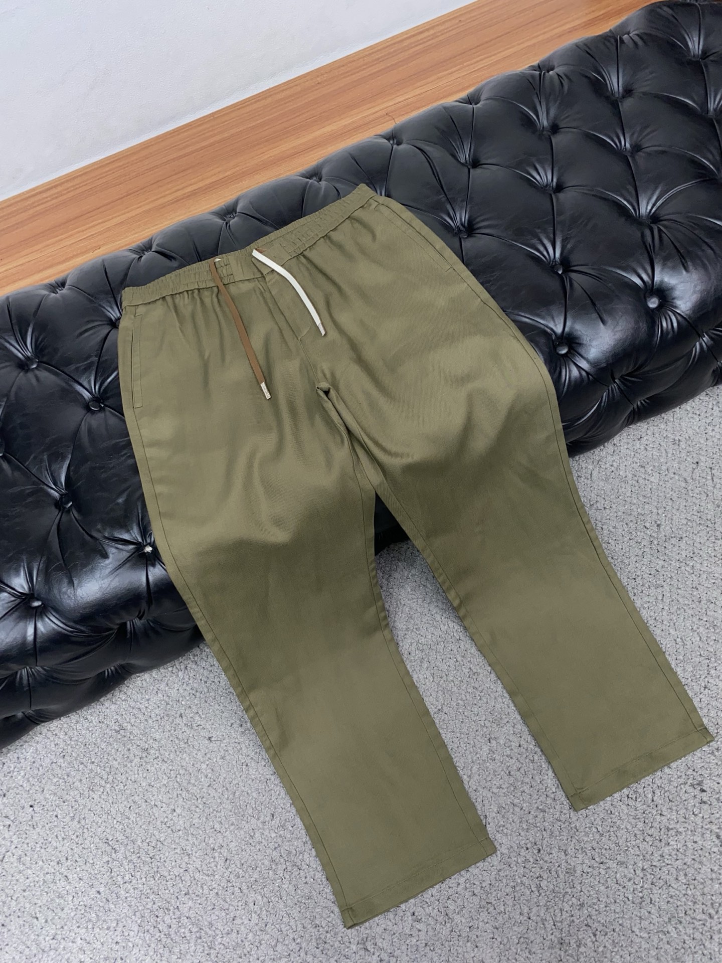 Loro Piana诺悠偏雅 2026春夏新款 麻料休闲裤 干净利落剪裁，都市风十足 采用精纺面料手感软