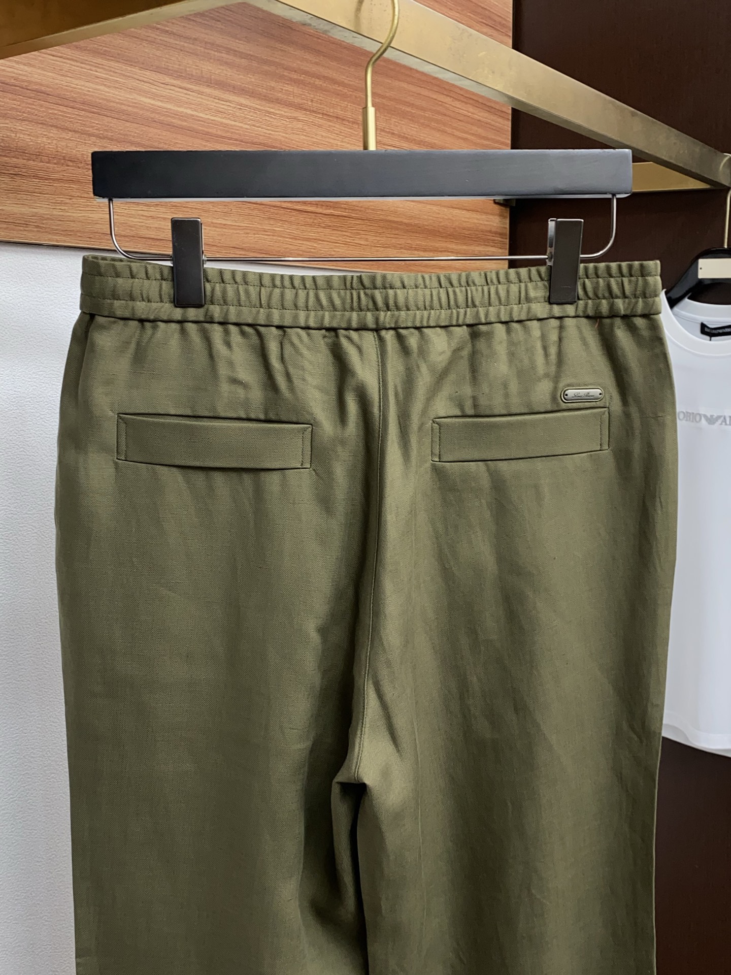 Loro Piana诺悠偏雅 2026春夏新款 麻料休闲裤 干净利落剪裁，都市风十足 采用精纺面料手感软