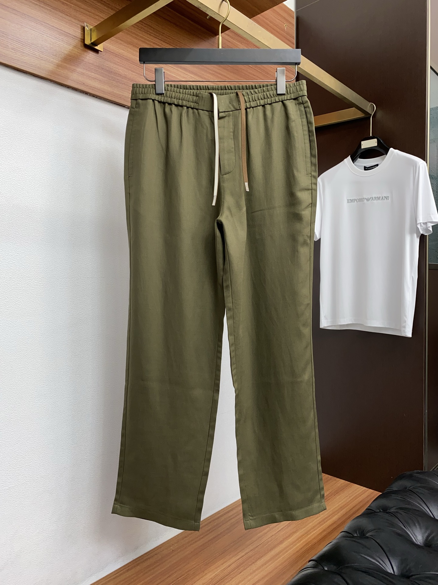 Loro Piana诺悠偏雅 2026春夏新款 麻料休闲裤 干净利落剪裁，都市风十足 采用精纺面料手感软