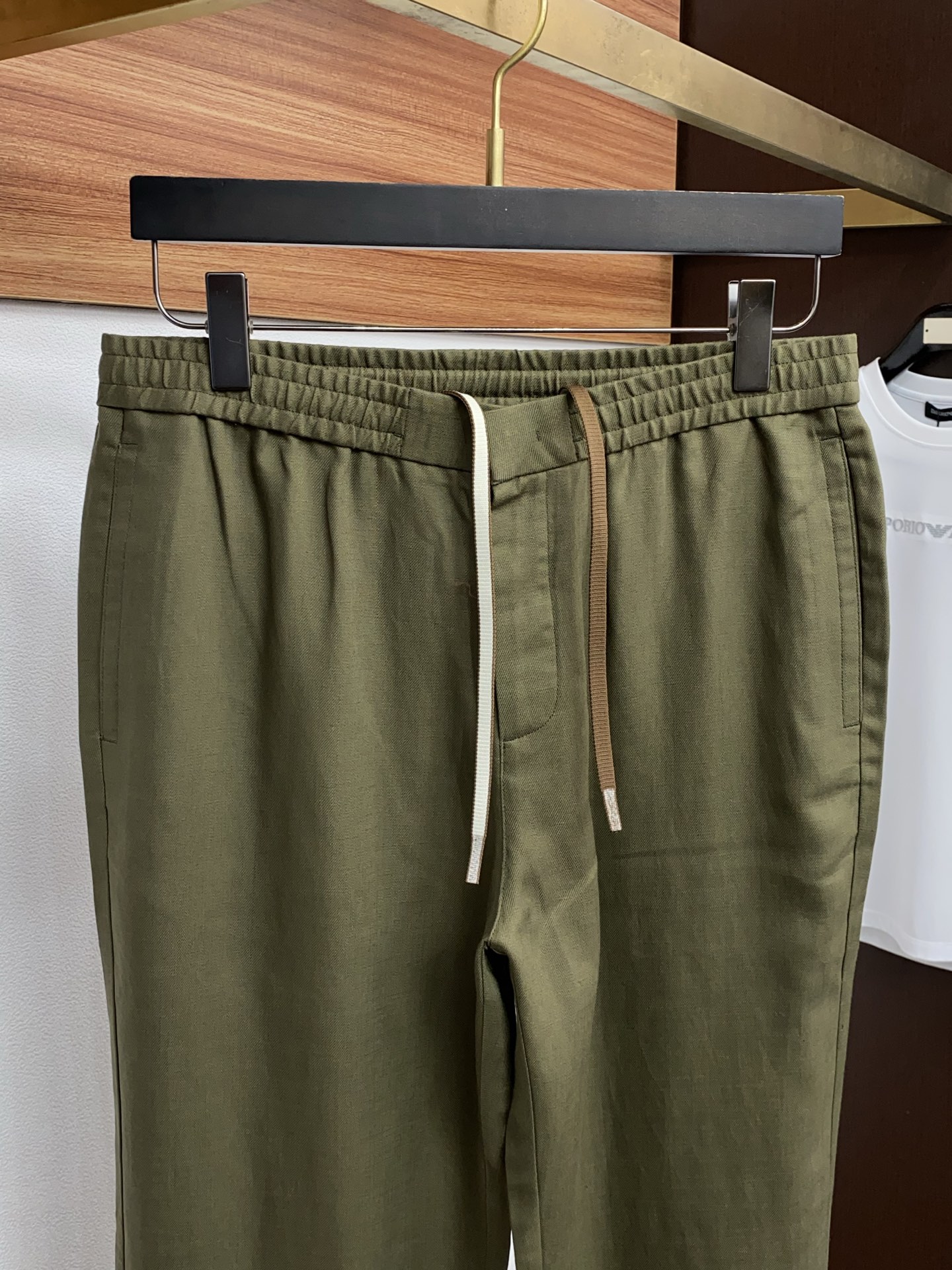 Loro Piana诺悠偏雅 2026春夏新款 麻料休闲裤 干净利落剪裁，都市风十足 采用精纺面料手感软