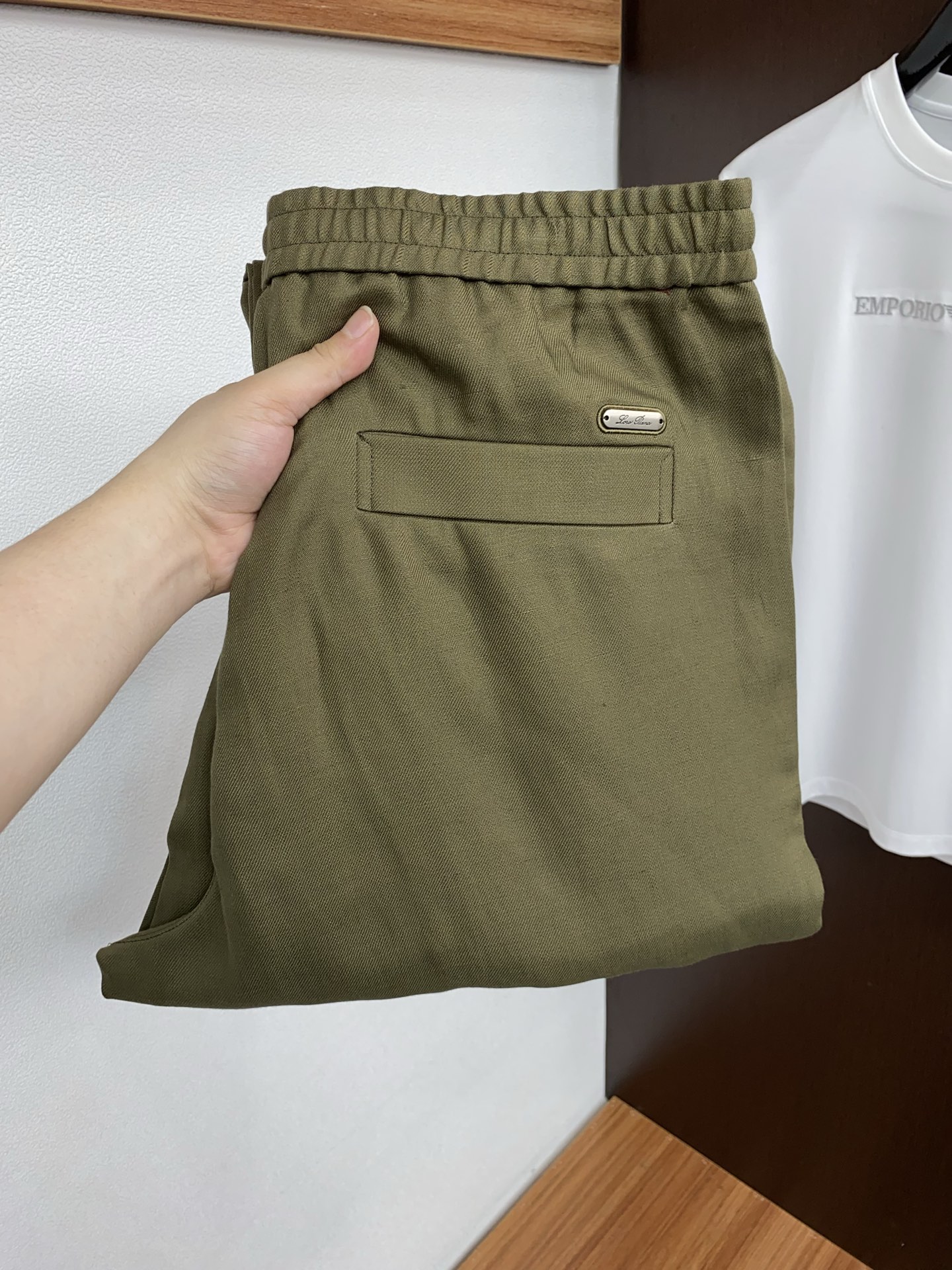 Loro Piana诺悠偏雅 2026春夏新款 麻料休闲裤 干净利落剪裁，都市风十足 采用精纺面料手感软