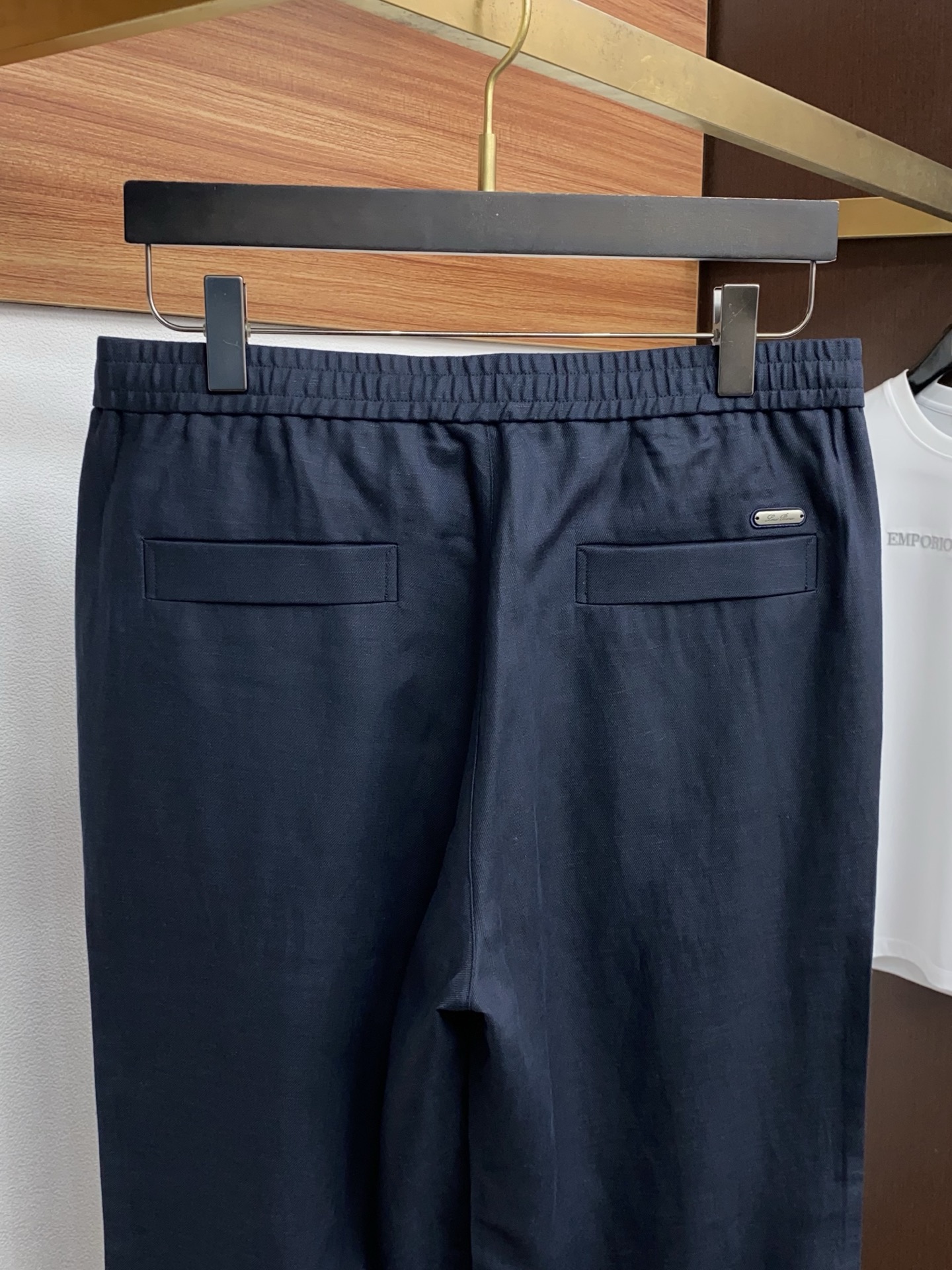 Loro Piana诺悠偏雅 2026春夏新款 麻料休闲裤 干净利落剪裁，都市风十足 采用精纺面料手感软