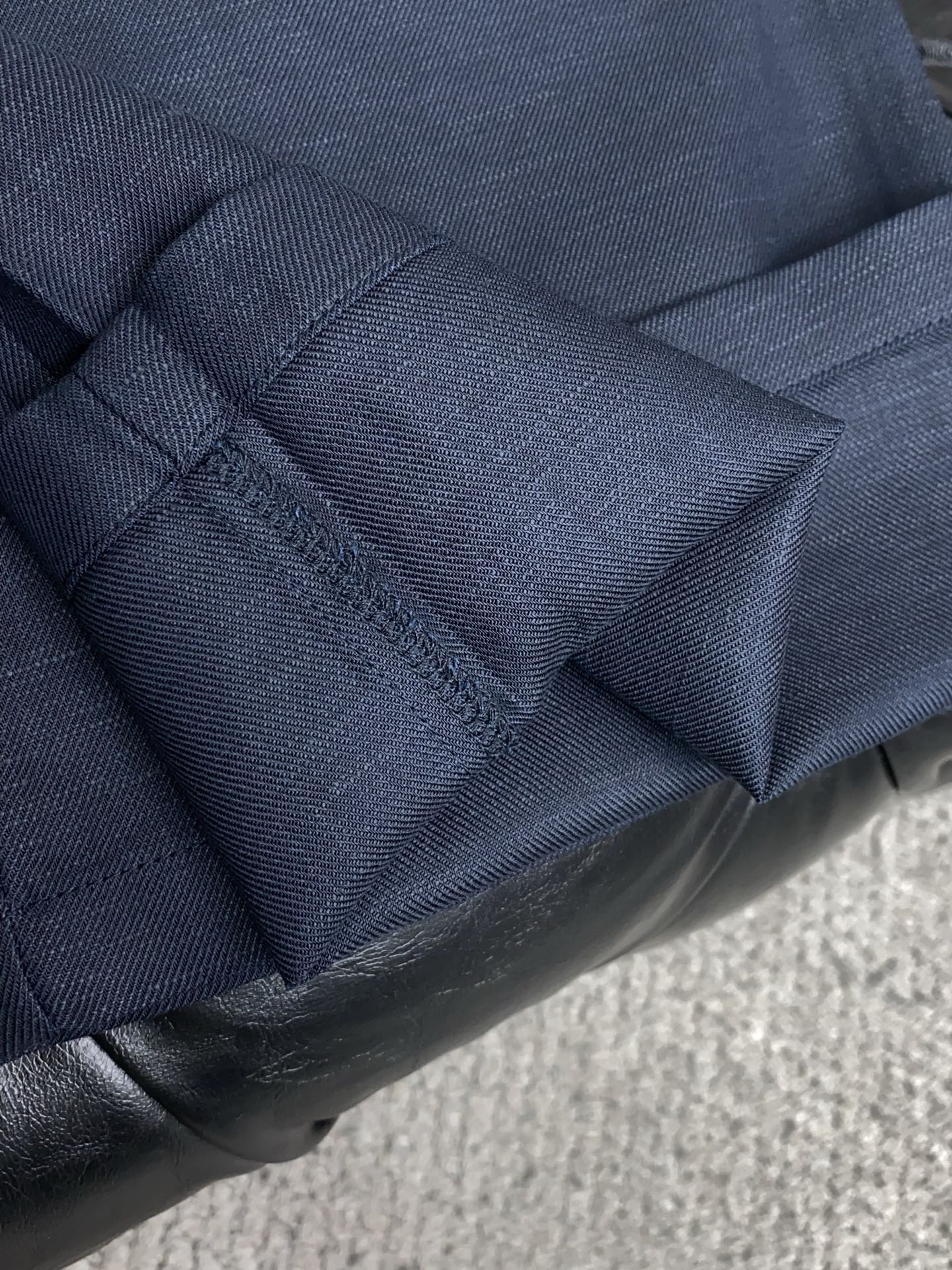 Loro Piana诺悠偏雅 2026春夏新款 麻料休闲裤 干净利落剪裁，都市风十足 采用精纺面料手感软