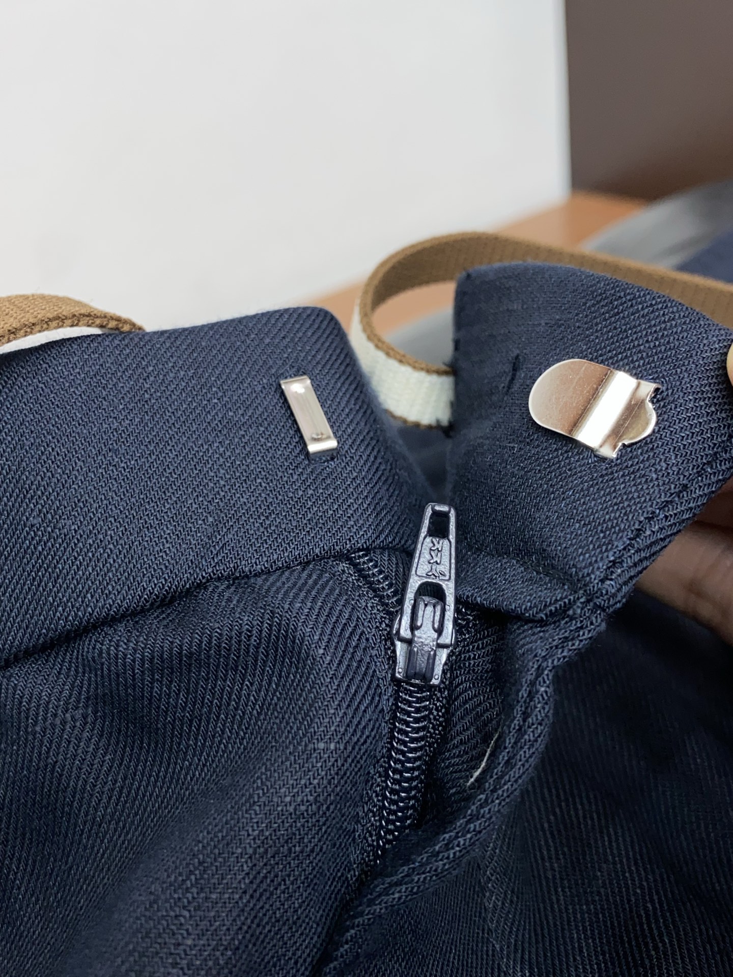 Loro Piana诺悠偏雅 2026春夏新款 麻料休闲裤 干净利落剪裁，都市风十足 采用精纺面料手感软