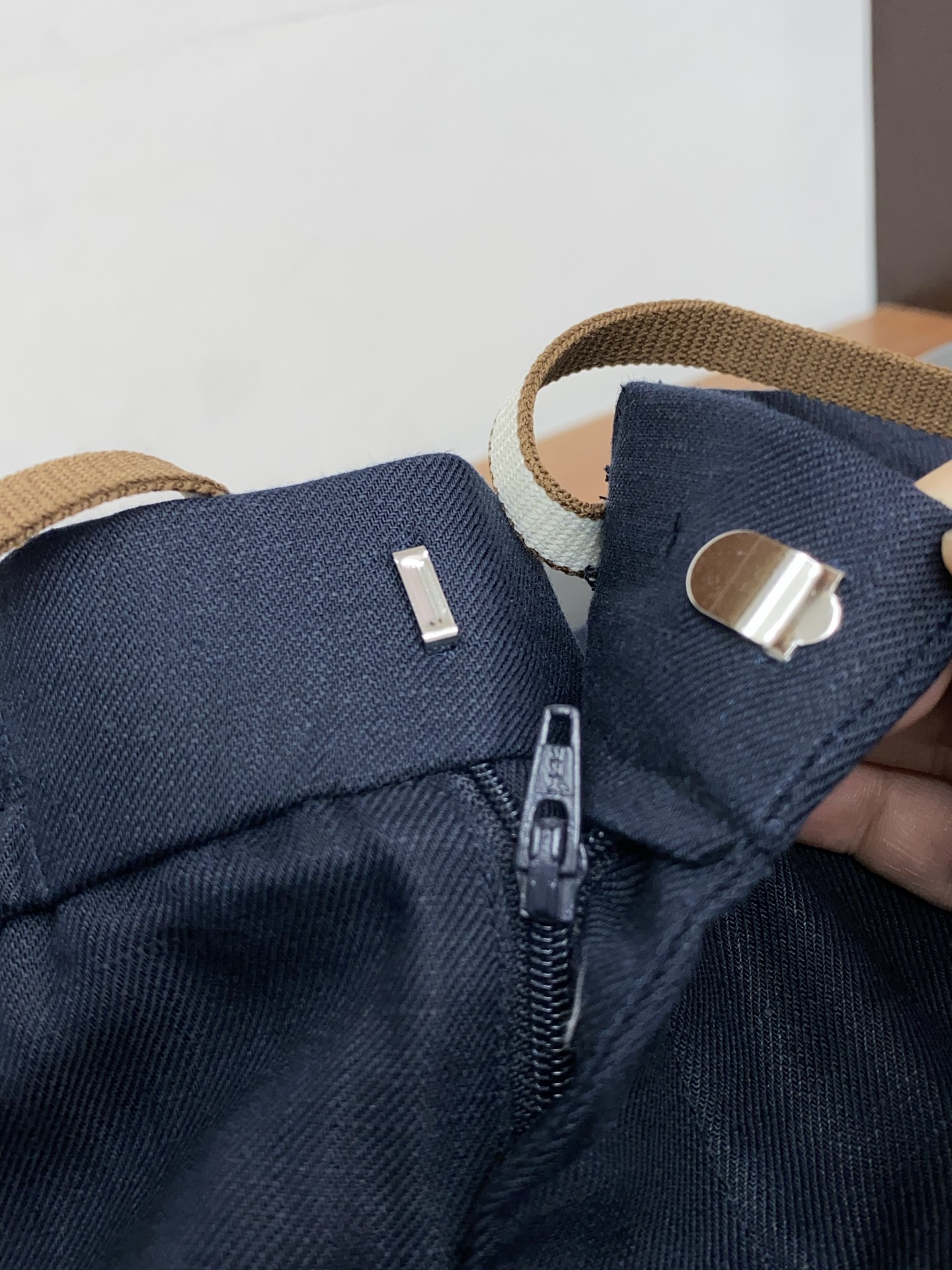 Loro Piana诺悠偏雅 2026春夏新款 麻料休闲裤 干净利落剪裁，都市风十足 采用精纺面料手感软