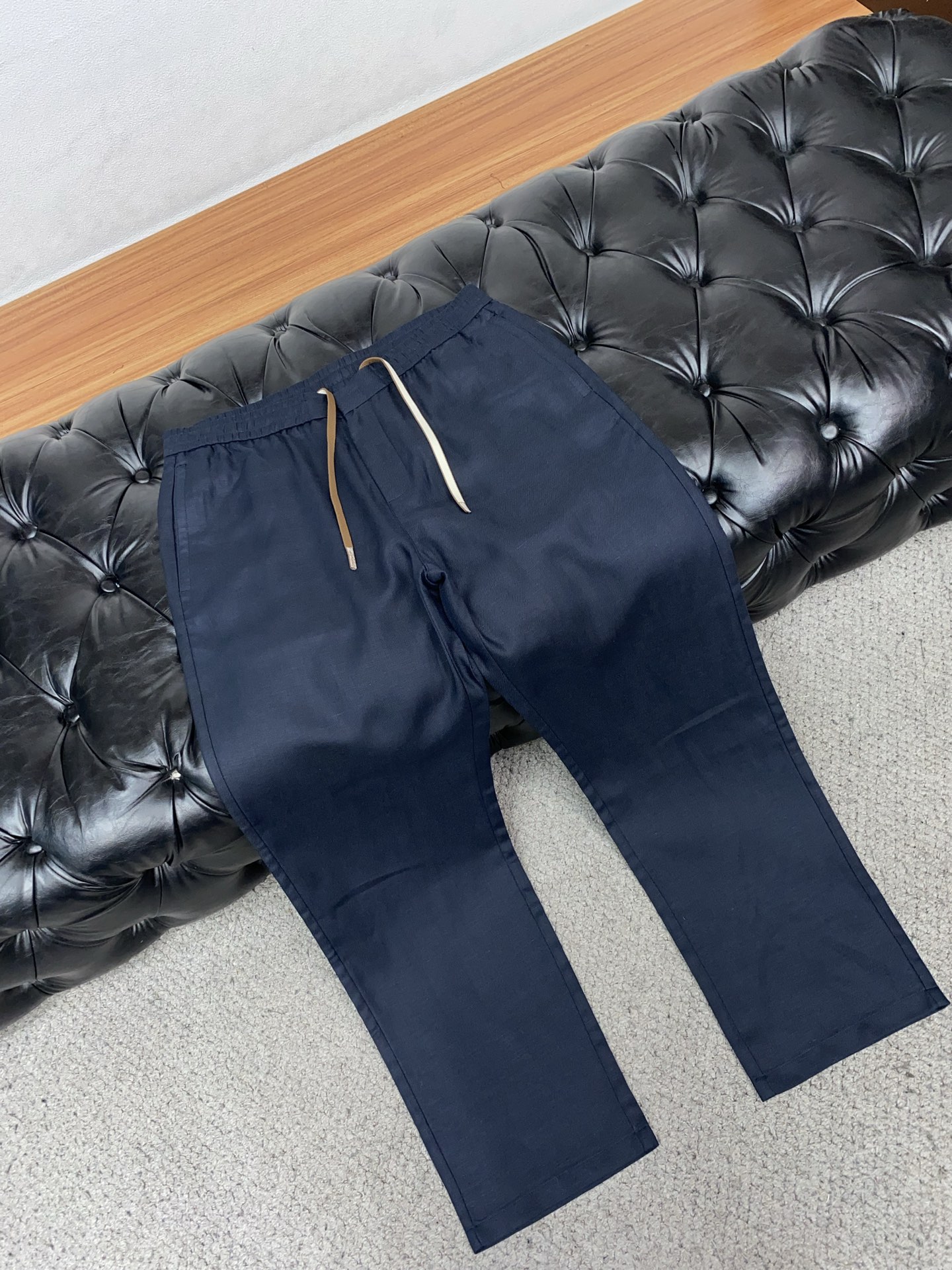 Loro Piana诺悠偏雅 2026春夏新款 麻料休闲裤 干净利落剪裁，都市风十足 采用精纺面料手感软