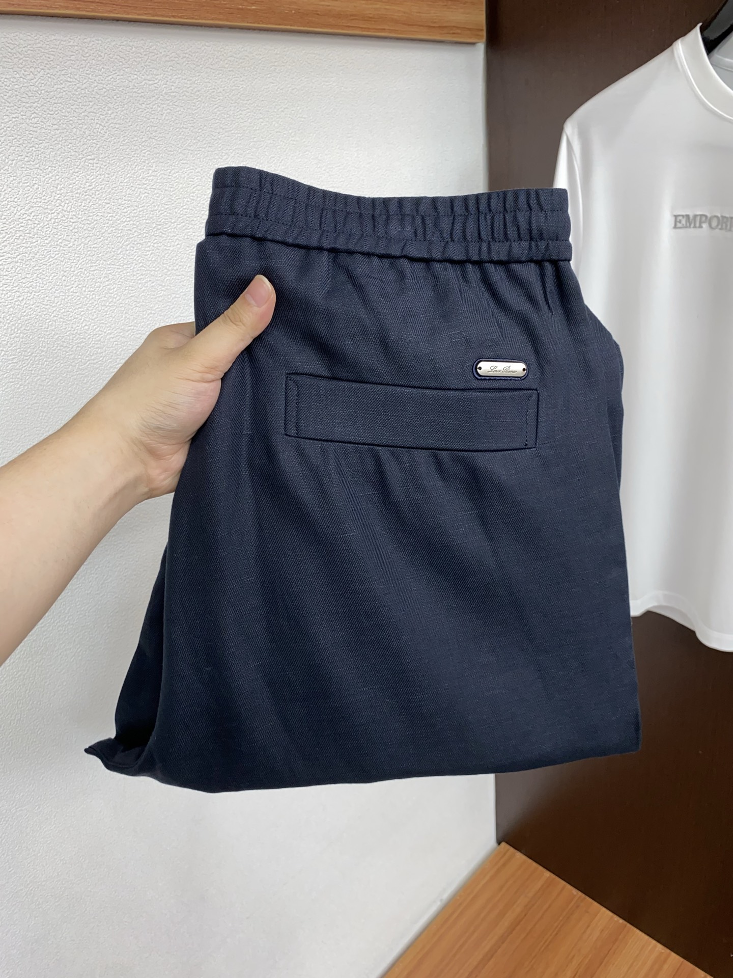 Loro Piana诺悠偏雅 2026春夏新款 麻料休闲裤 干净利落剪裁，都市风十足 采用精纺面料手感软