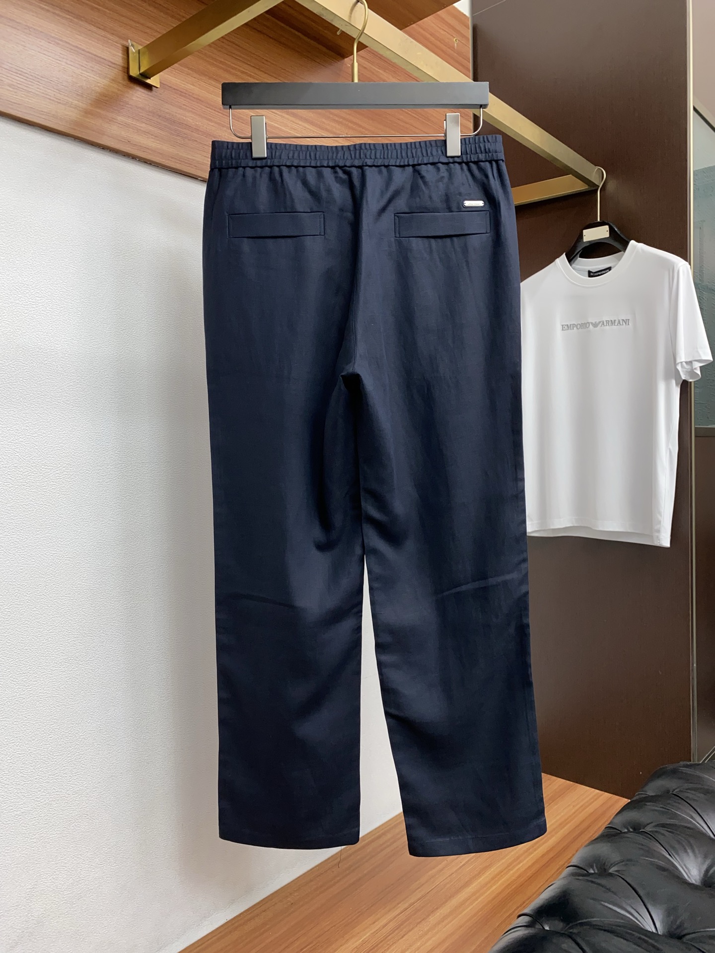 Loro Piana诺悠偏雅 2026春夏新款 麻料休闲裤 干净利落剪裁，都市风十足 采用精纺面料手感软