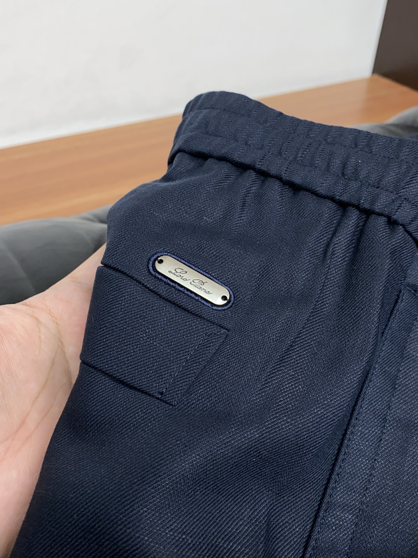 Loro Piana诺悠偏雅 2026春夏新款 麻料休闲裤 干净利落剪裁，都市风十足 采用精纺面料手感软