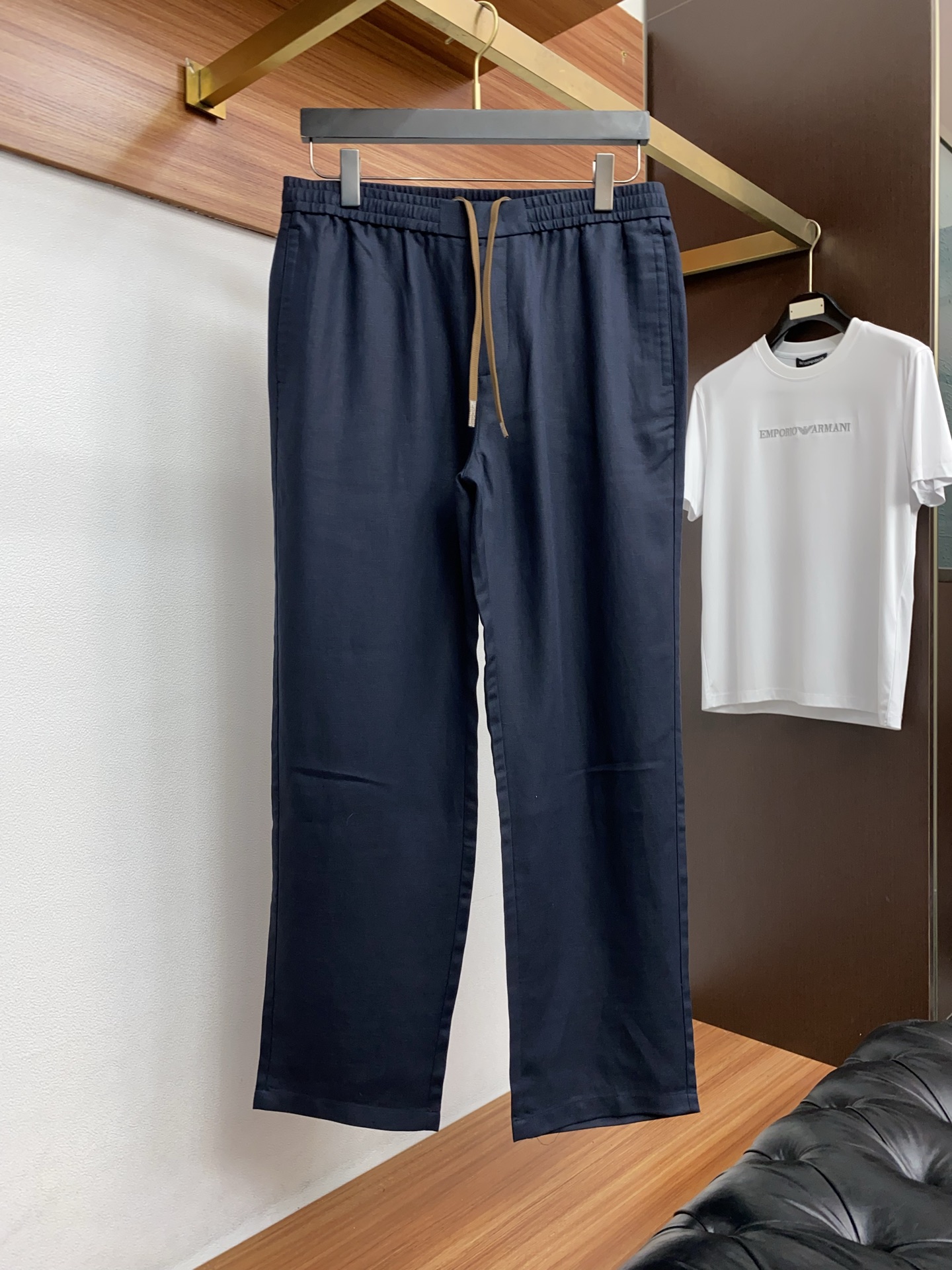 Loro Piana诺悠偏雅 2026春夏新款 麻料休闲裤 干净利落剪裁，都市风十足 采用精纺面料手感软