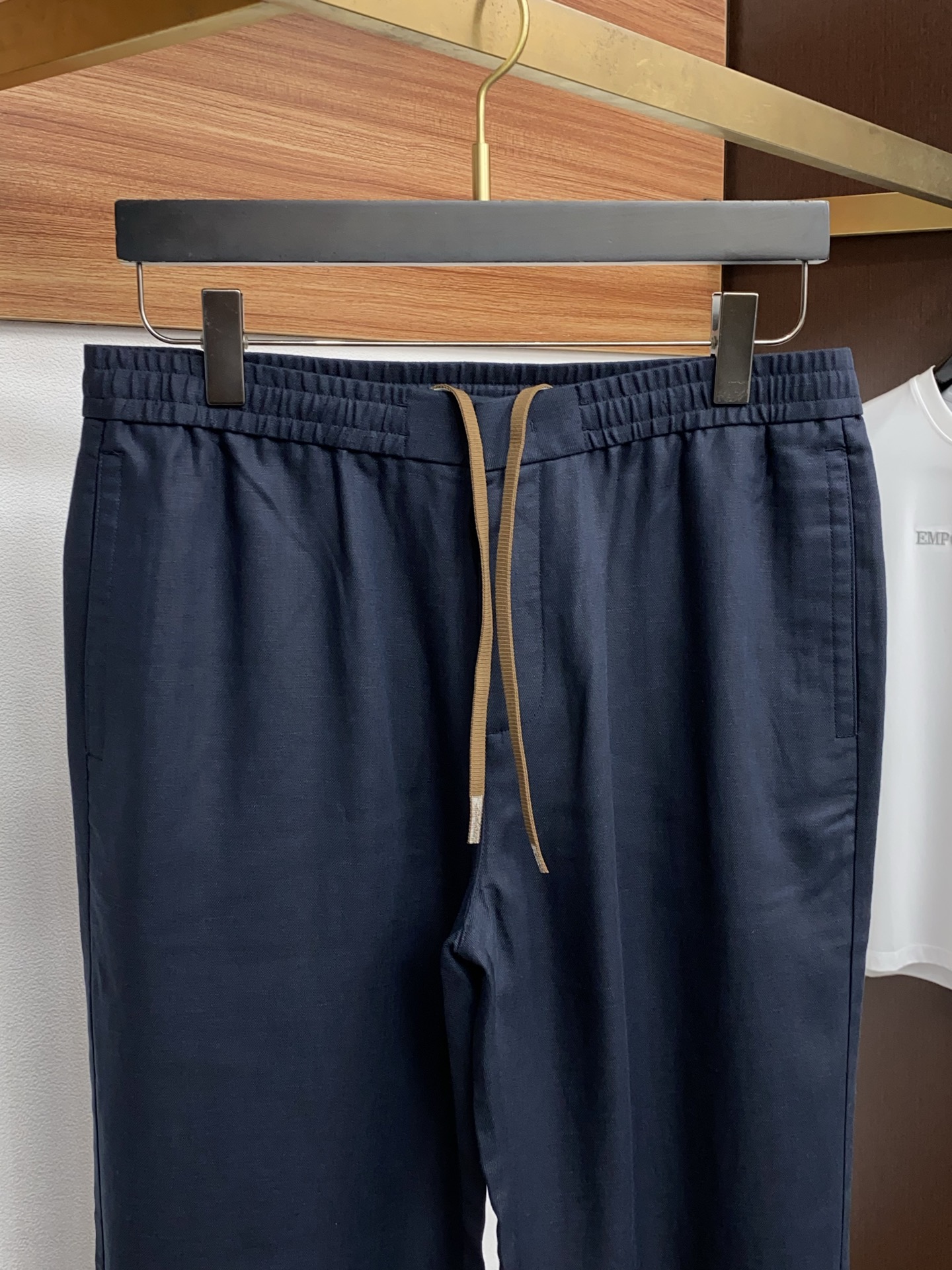 Loro Piana诺悠偏雅 2026春夏新款 麻料休闲裤 干净利落剪裁，都市风十足 采用精纺面料手感软