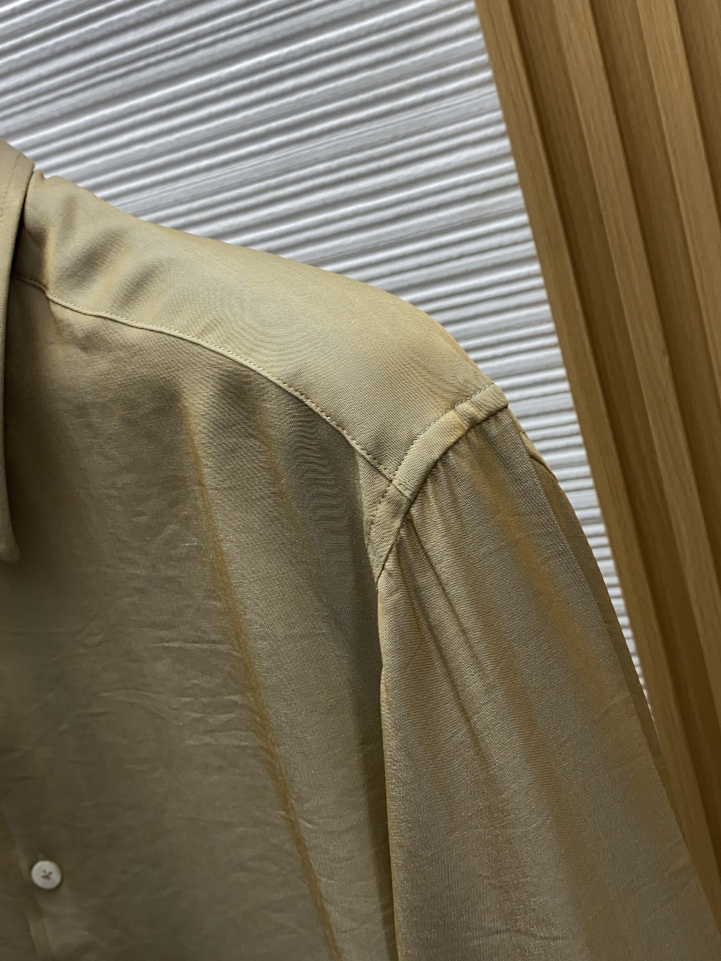 杰尼亚 专柜最新款长袖衬衣，贸易公司渠道稀出，领先官网发售！经典休闲衬衫搭配独特的法式领设计，胸口精字母