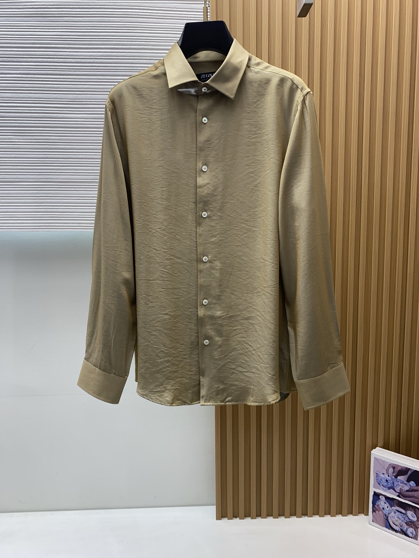 杰尼亚 专柜最新款长袖衬衣，贸易公司渠道稀出，领先官网发售！经典休闲衬衫搭配独特的法式领设计，胸口精字母