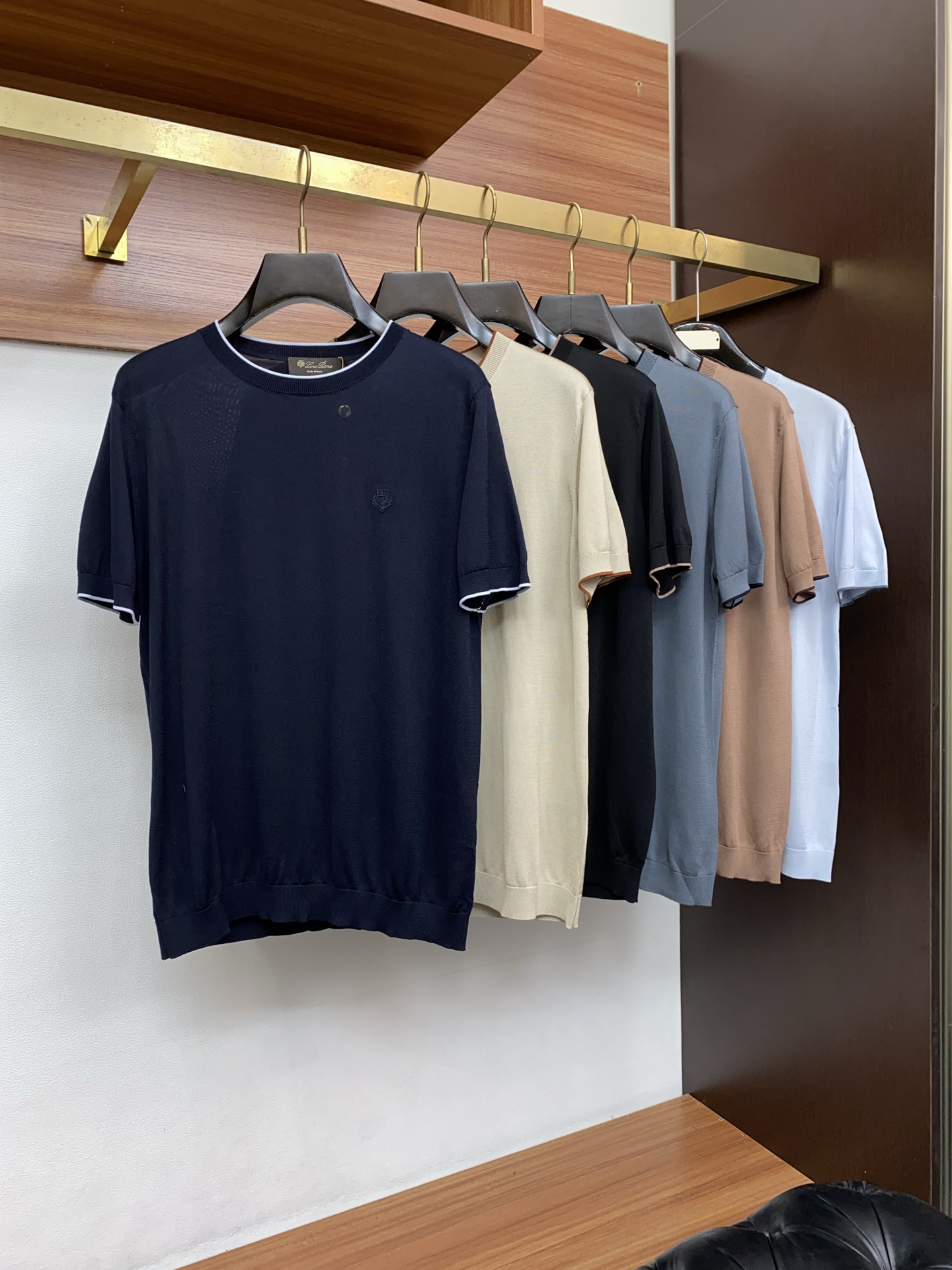 Loro Piana 诺悠翩雅 针织圆领短袖，意大利工艺镌刻的优雅时尚，优质的材质是时尚的基石。这款Po