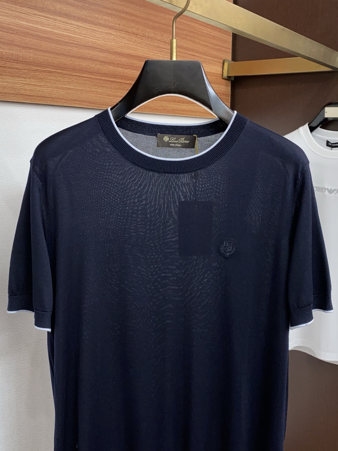 Loro Piana 诺悠翩雅 针织圆领短袖，意大利工艺镌刻的优雅时尚，优质的材质是时尚的基石。这款Po