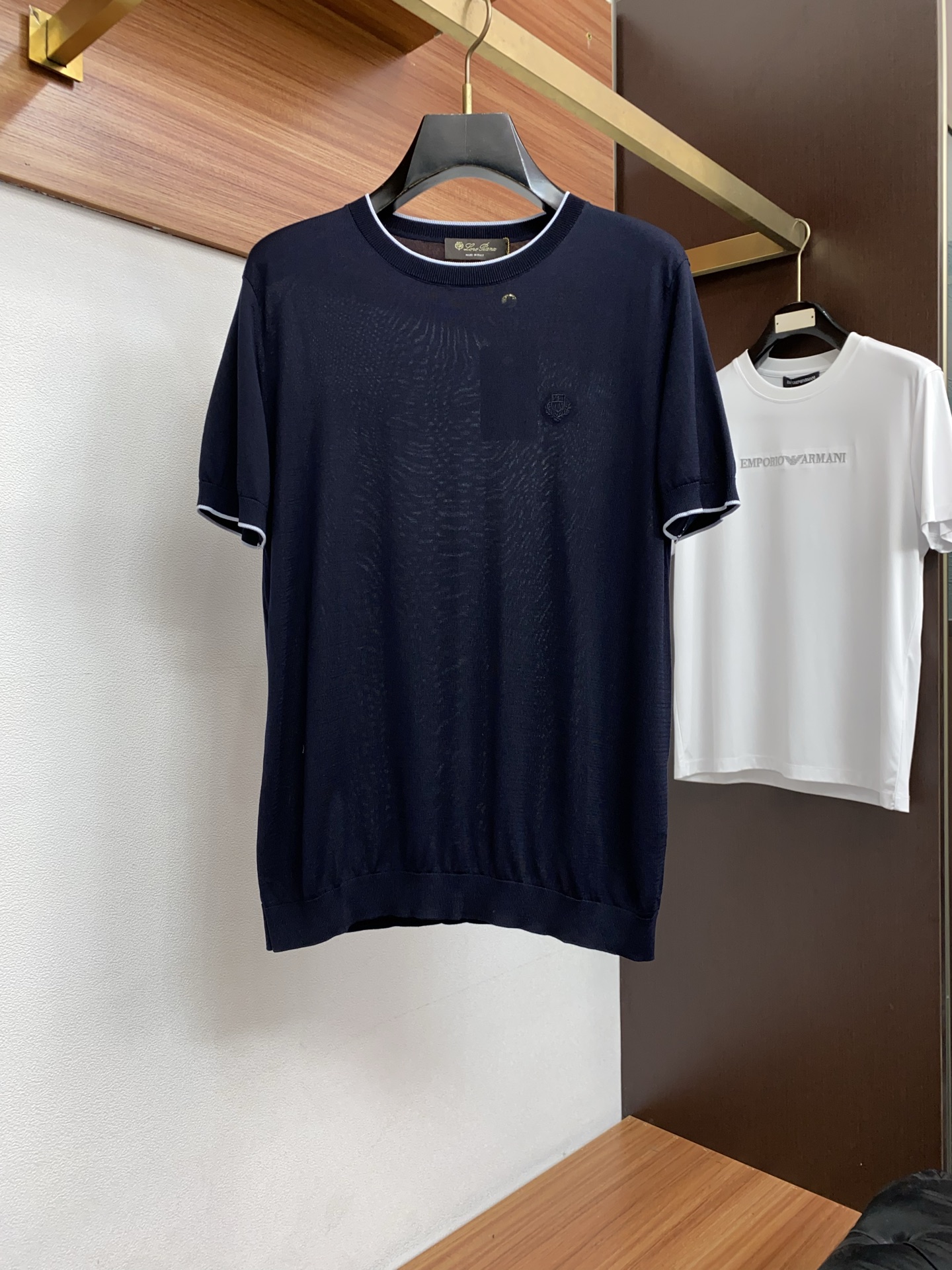 Loro Piana 诺悠翩雅 针织圆领短袖，意大利工艺镌刻的优雅时尚，优质的材质是时尚的基石。这款Po