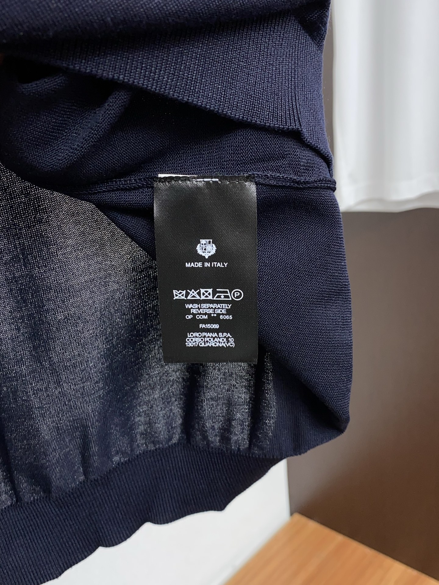 Loro Piana 诺悠翩雅 针织圆领短袖，意大利工艺镌刻的优雅时尚，优质的材质是时尚的基石。这款Po